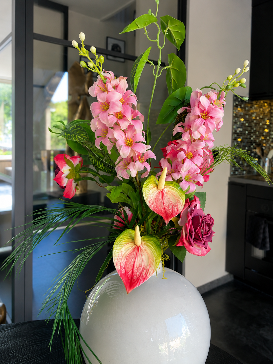 Luxe Tropisch Kunstbloemen Bloemstuk met Roze Orchidee, Anthurium & Monstera Inclusief Witte Design Vaas