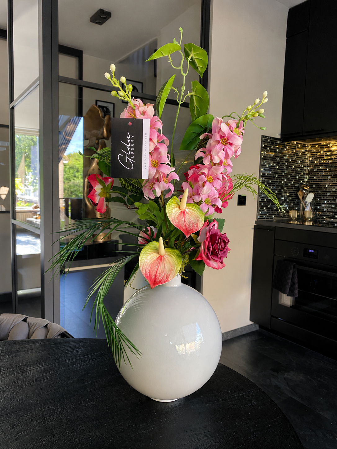 Luxe Tropisch Kunstbloemen Bloemstuk met Roze Orchidee, Anthurium & Monstera Inclusief Witte Design Vaas