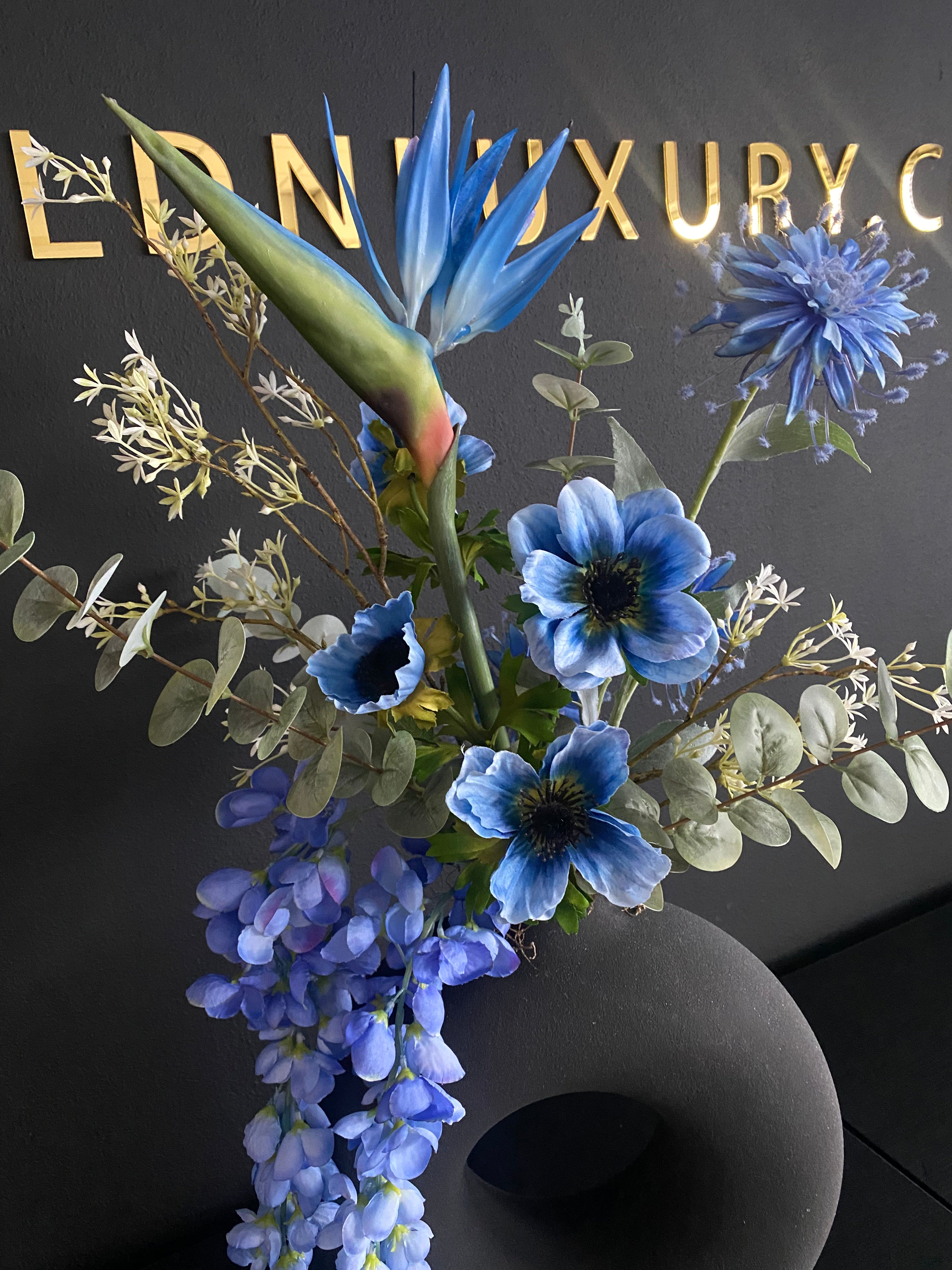 Blauw Kunstbloemstuk met Zwarte Vaas – Luxe Bloemstuk 70cm