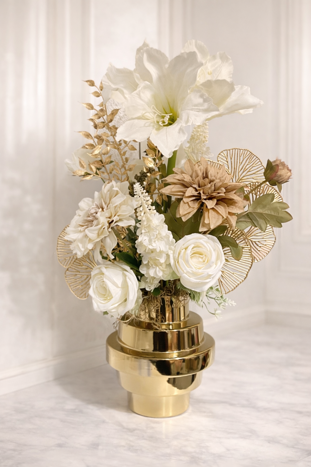 kunstbloemen bloemstuk wit goud 65cm met vaas luxe arrangement