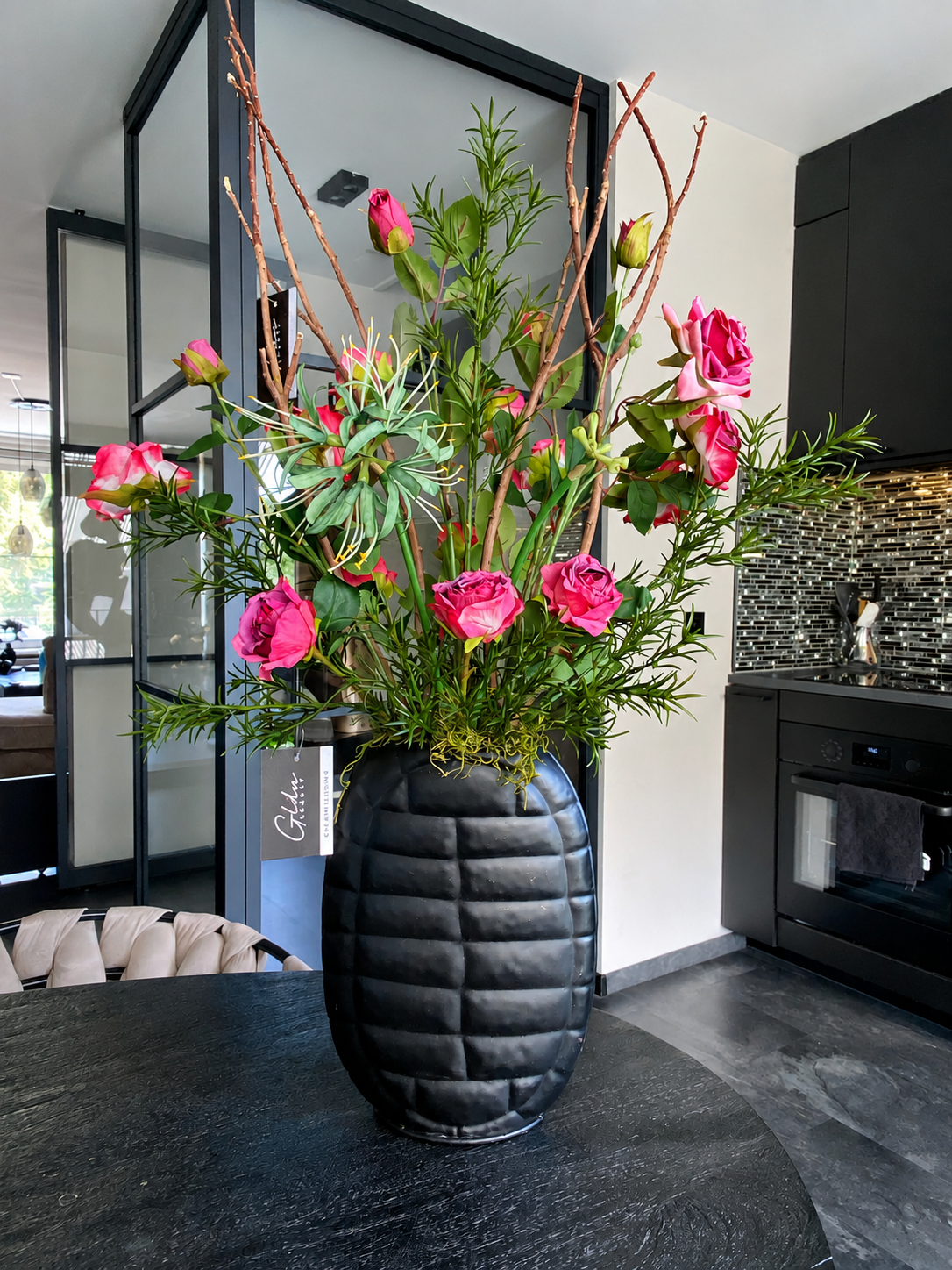 Bouquet de roses artificielles de luxe avec vase – Roses roses dans un vase design noir