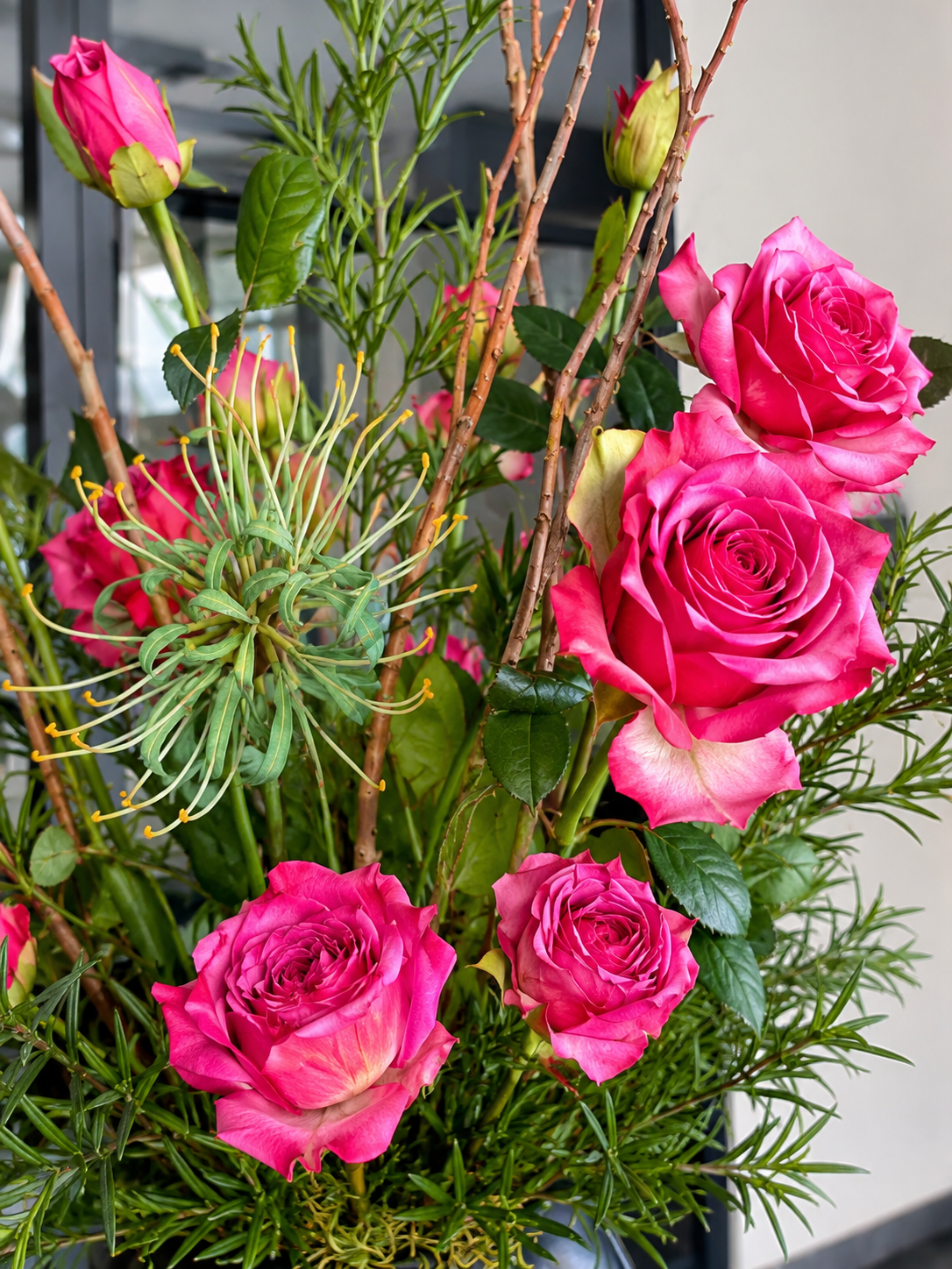 Bouquet de roses artificielles de luxe avec vase – Roses roses dans un vase design noir