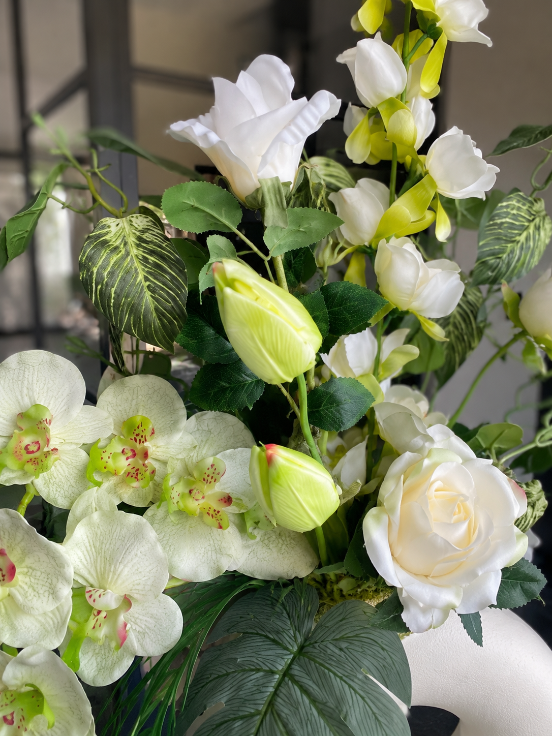 Elegant Wit Kunstbloemstuk met Orchideeën en Rozen inclusief Vaas