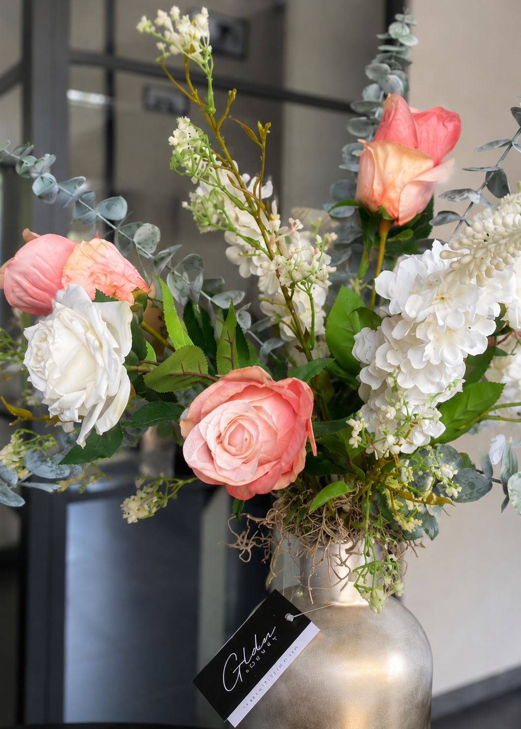 Exclusief kunstbloemen arrangement in designvaas met roze en witte bloemen