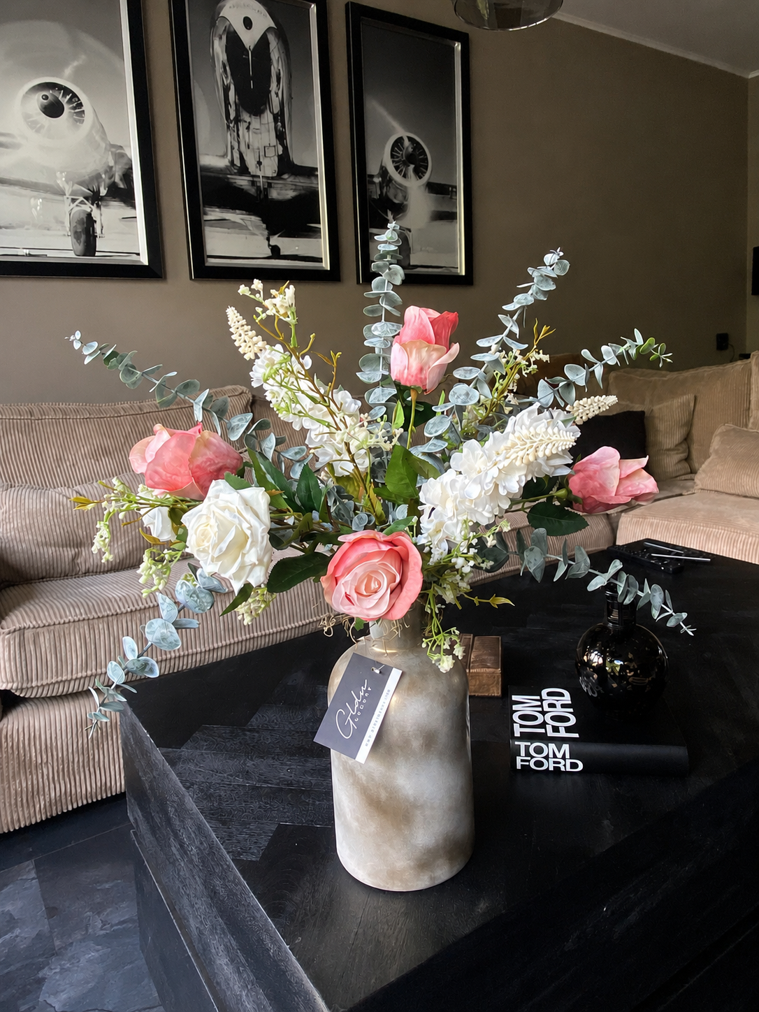 Exclusief kunstbloemen arrangement in designvaas met roze en witte bloemen