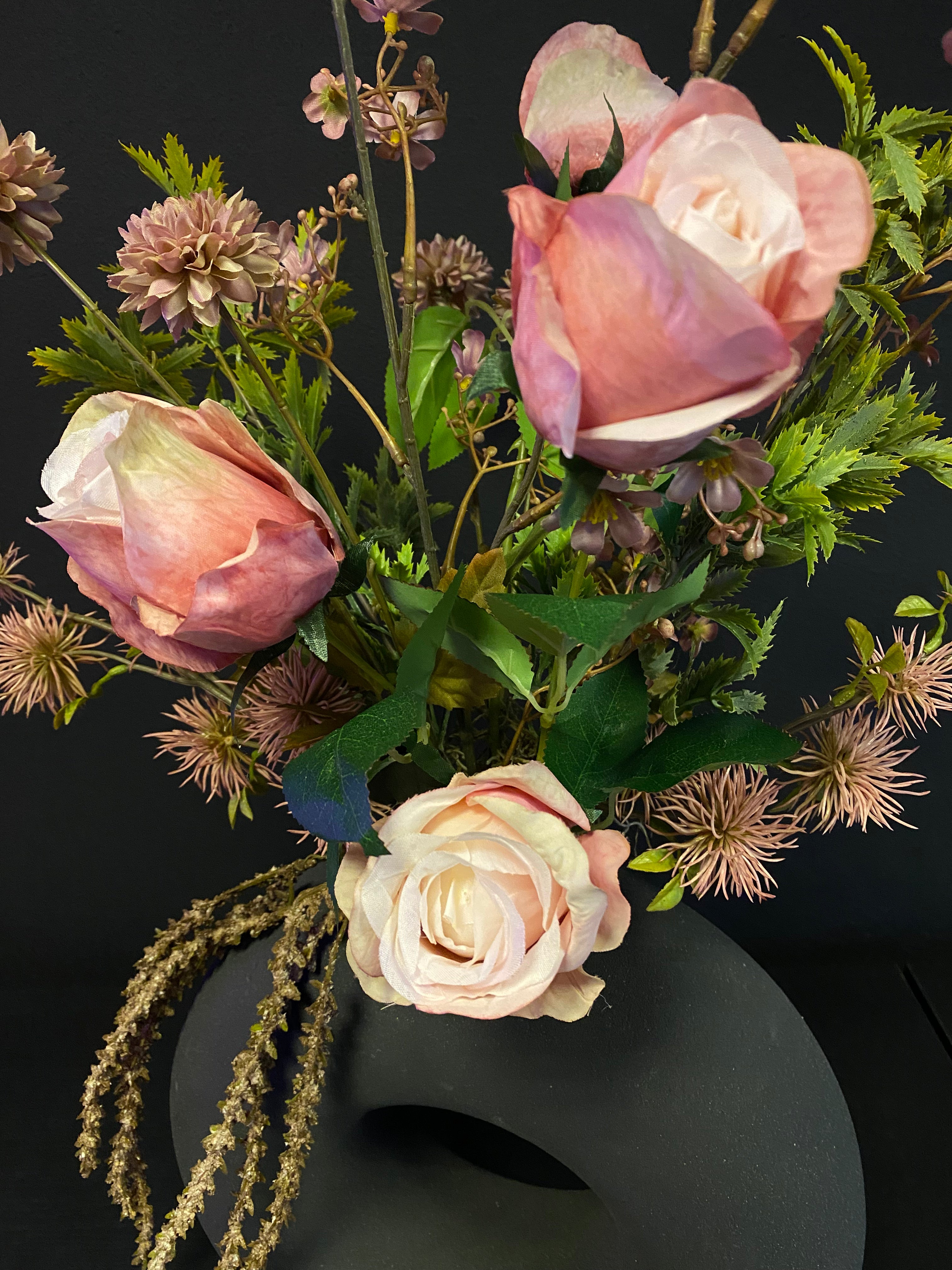 Exclusief Kunstbloemstuk met Zwarte Vaas – Oudroze, Mauve & Naturel 70cm