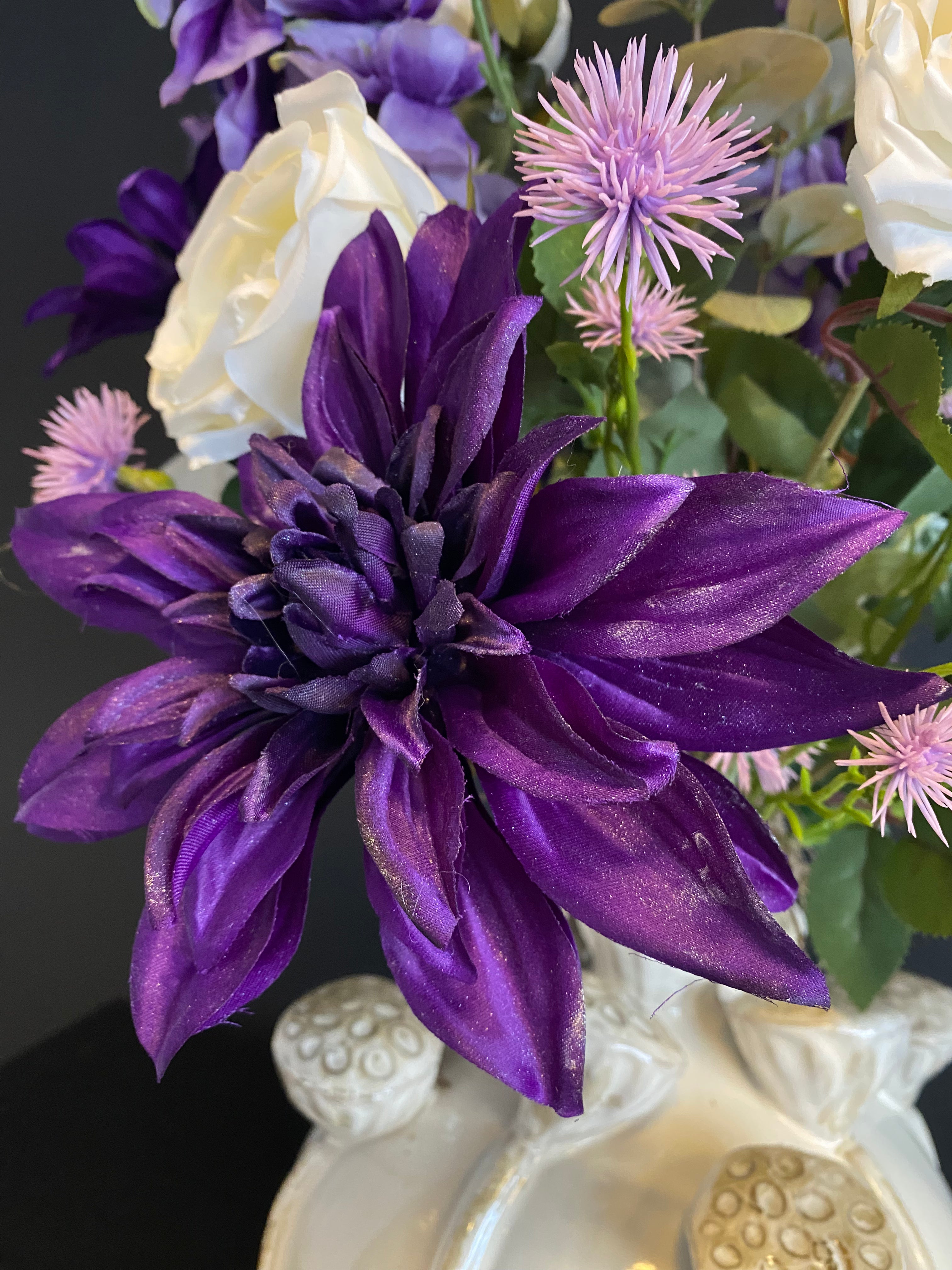 Exclusief Paars Kunstbloemstuk met Witte Designvaas – Witte Rozen & Paarse Bloemen