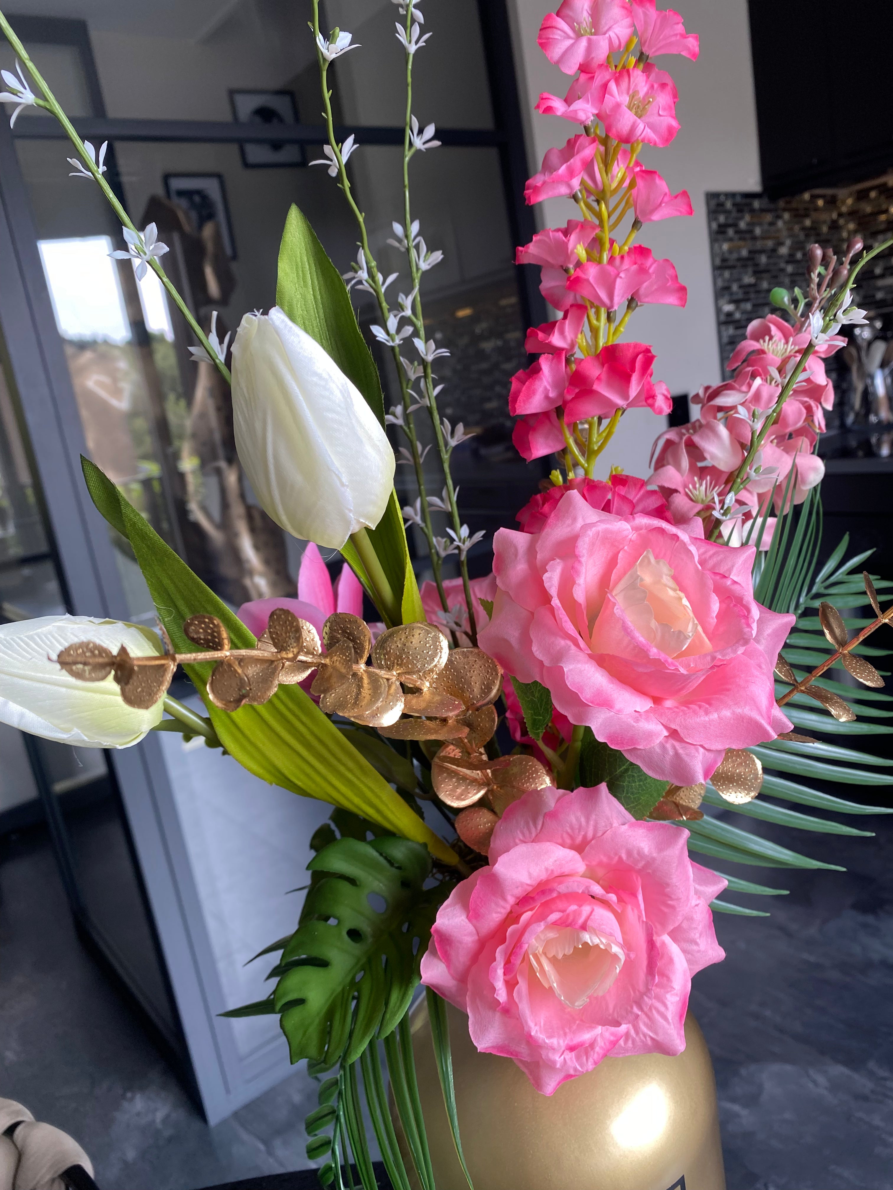 Fashion Rose & Or – Arrangement floral artificiel de luxe avec vase doré | ±65 cm