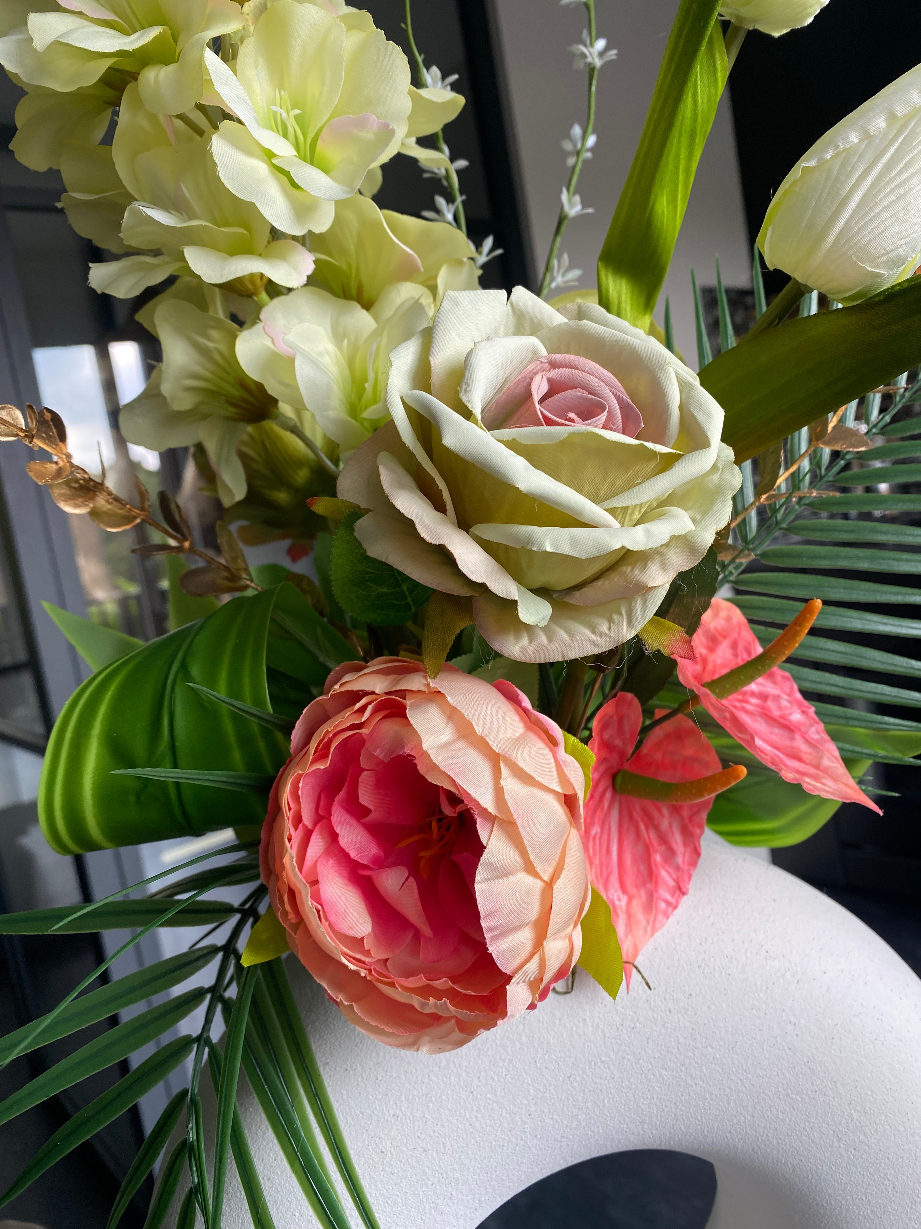Ivory Blush Elegance – Composition Florale de Luxe en Fleurs Artificielles avec Vase Design Blanc – 70 cm