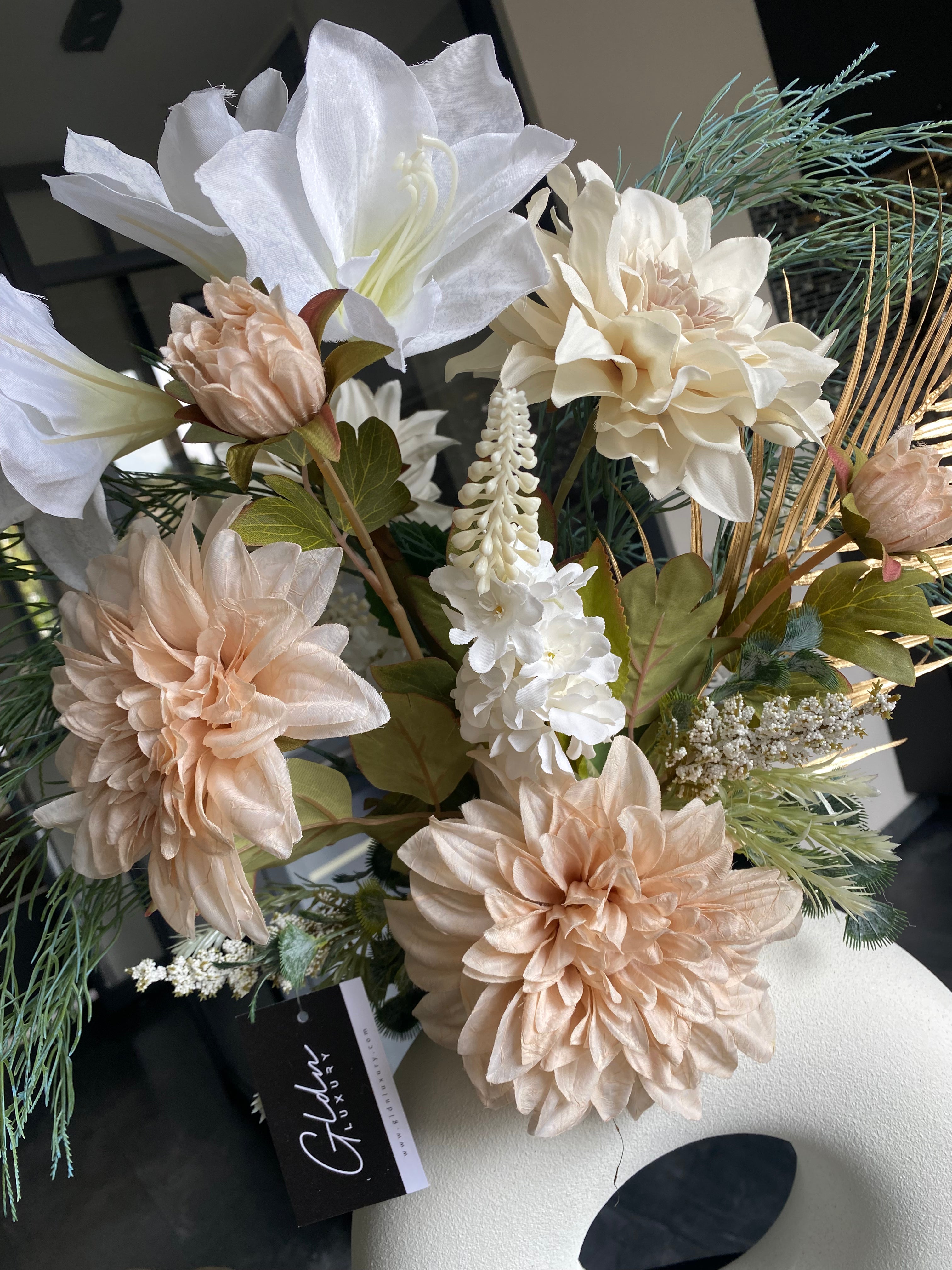 Élégance Ivoire Doré – Composition Florale Artificielle de Luxe Crème, Blanc & Or avec Vase Design | ±70 cm
