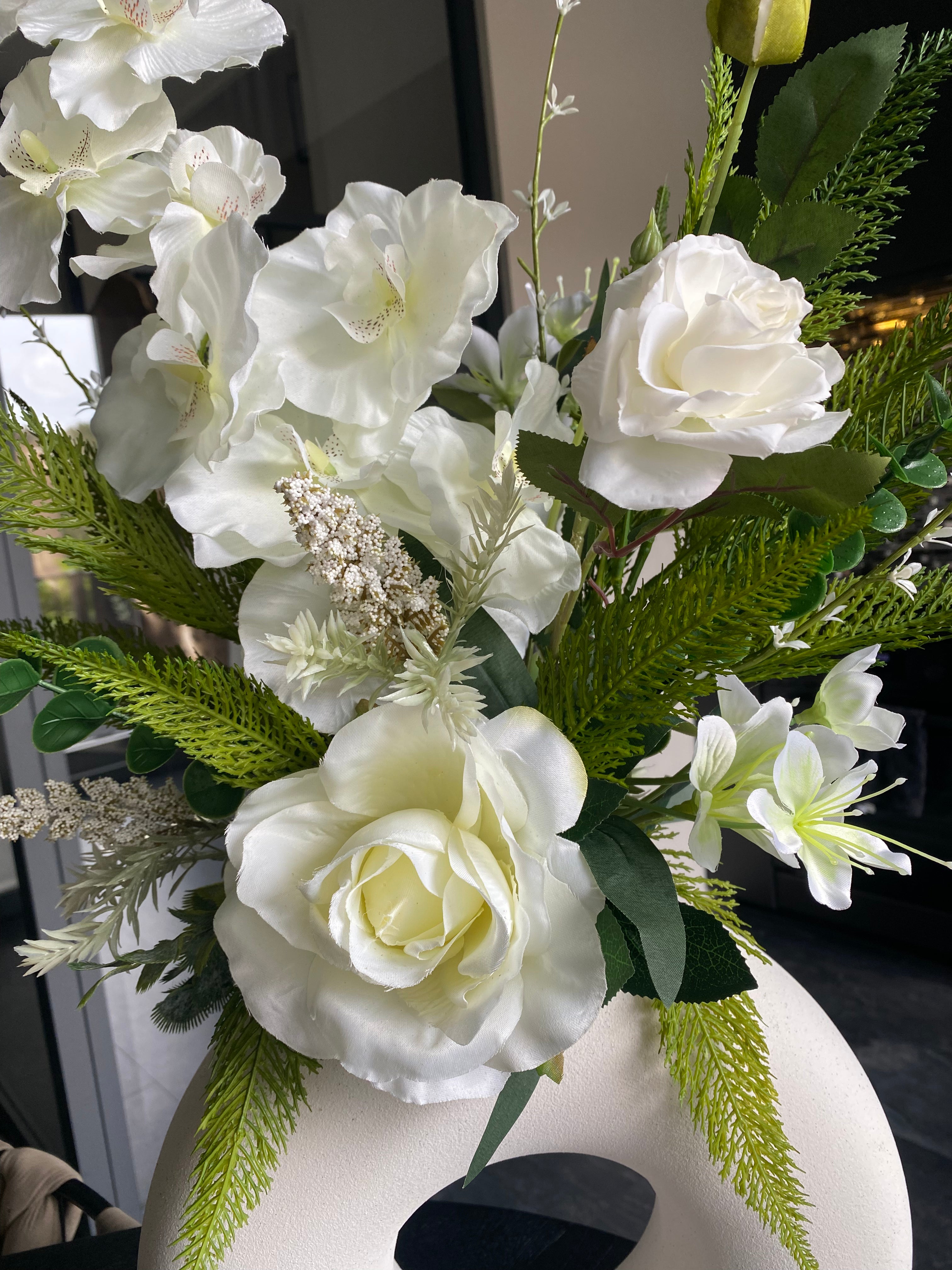 Luxe kunstbloemen met vaas in wit en groen – Ivory Grandeur kunstbloemstuk
