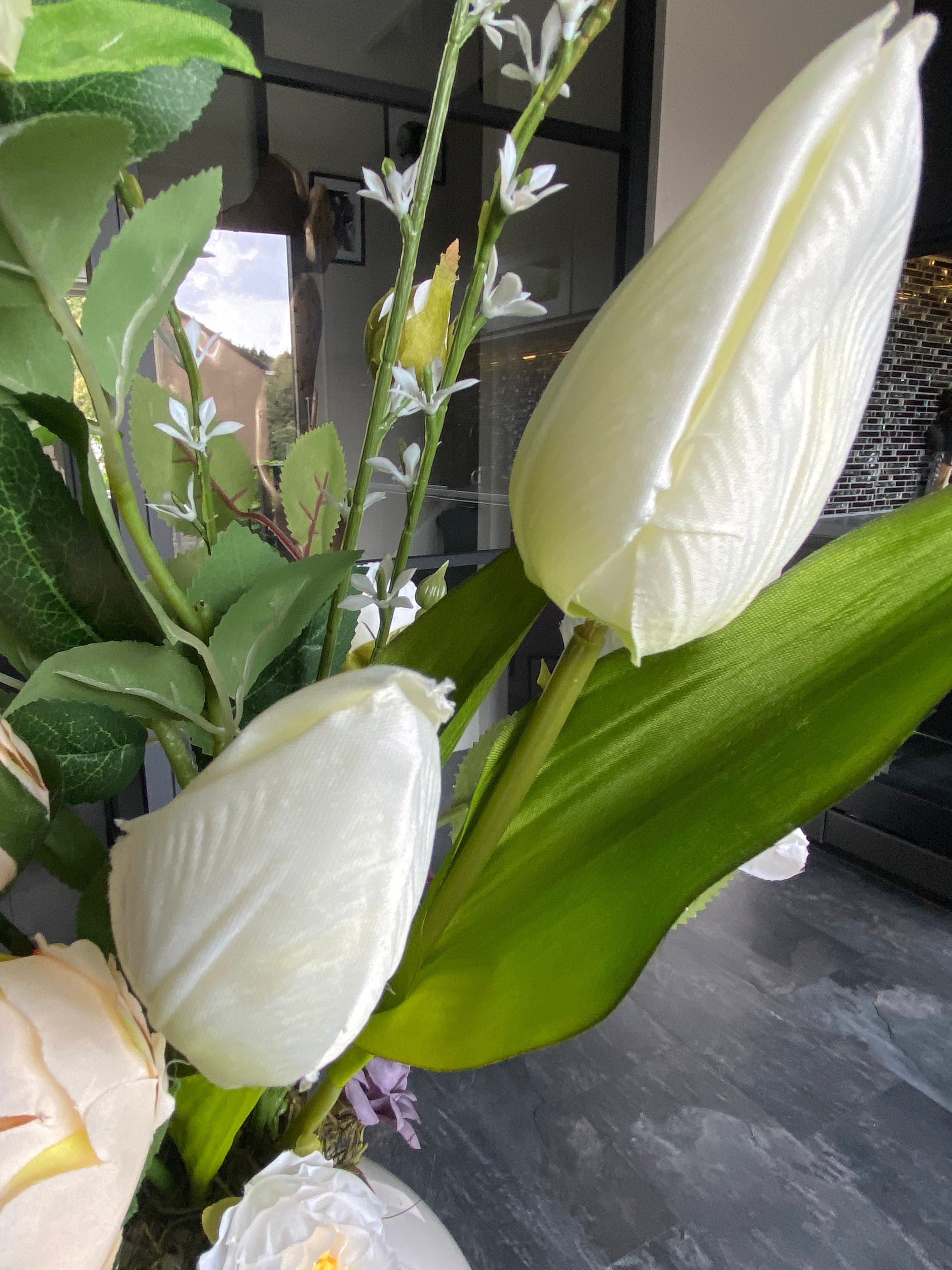 Ivory Serenity – Luxe Kunstbloemen Bloemstuk met Witte Vaas – 50 cm (15759493792092)
