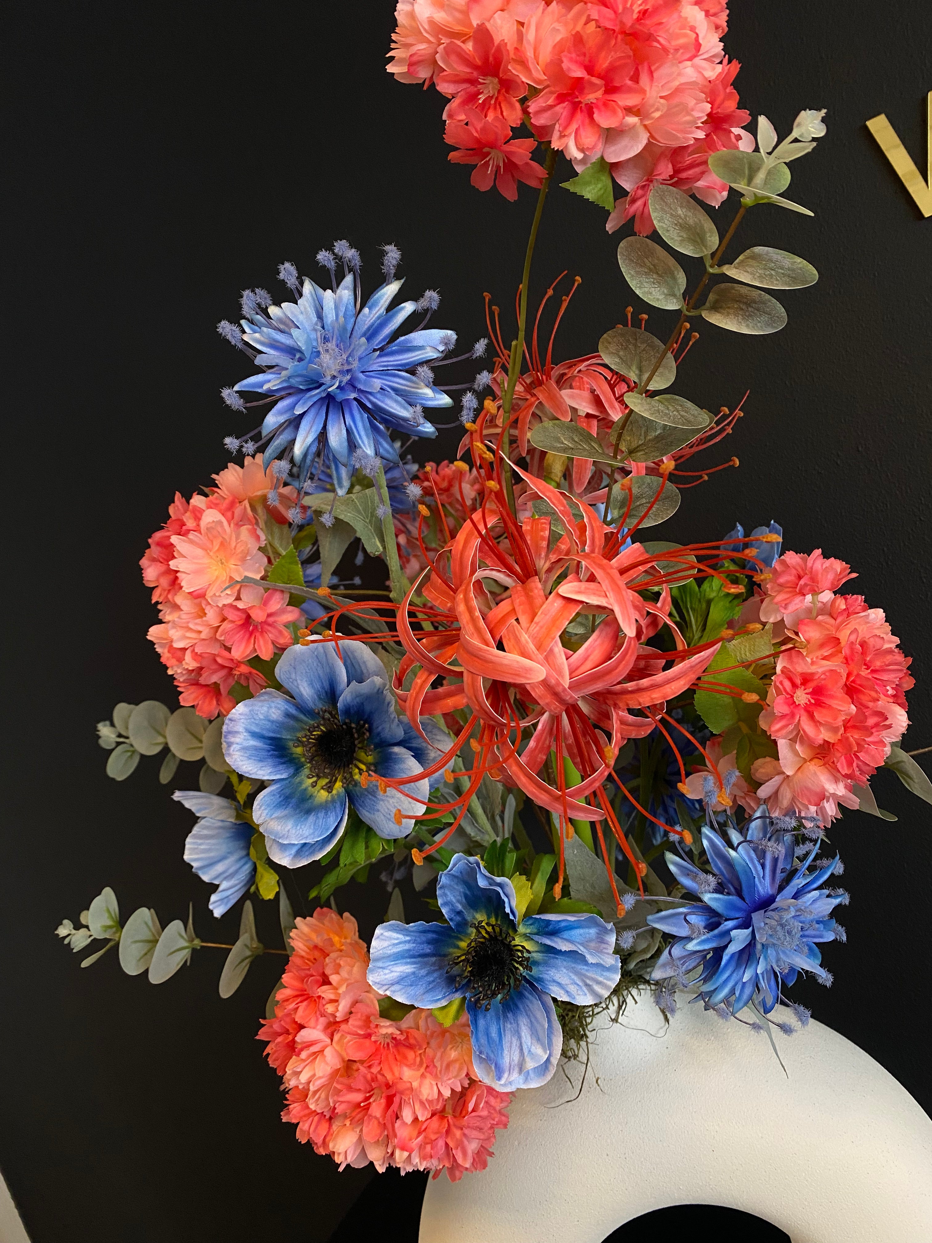 Kleurrijk Luxe Kunstbloemstuk met Witte Designvaas – Roze & Blauw | 75 cm