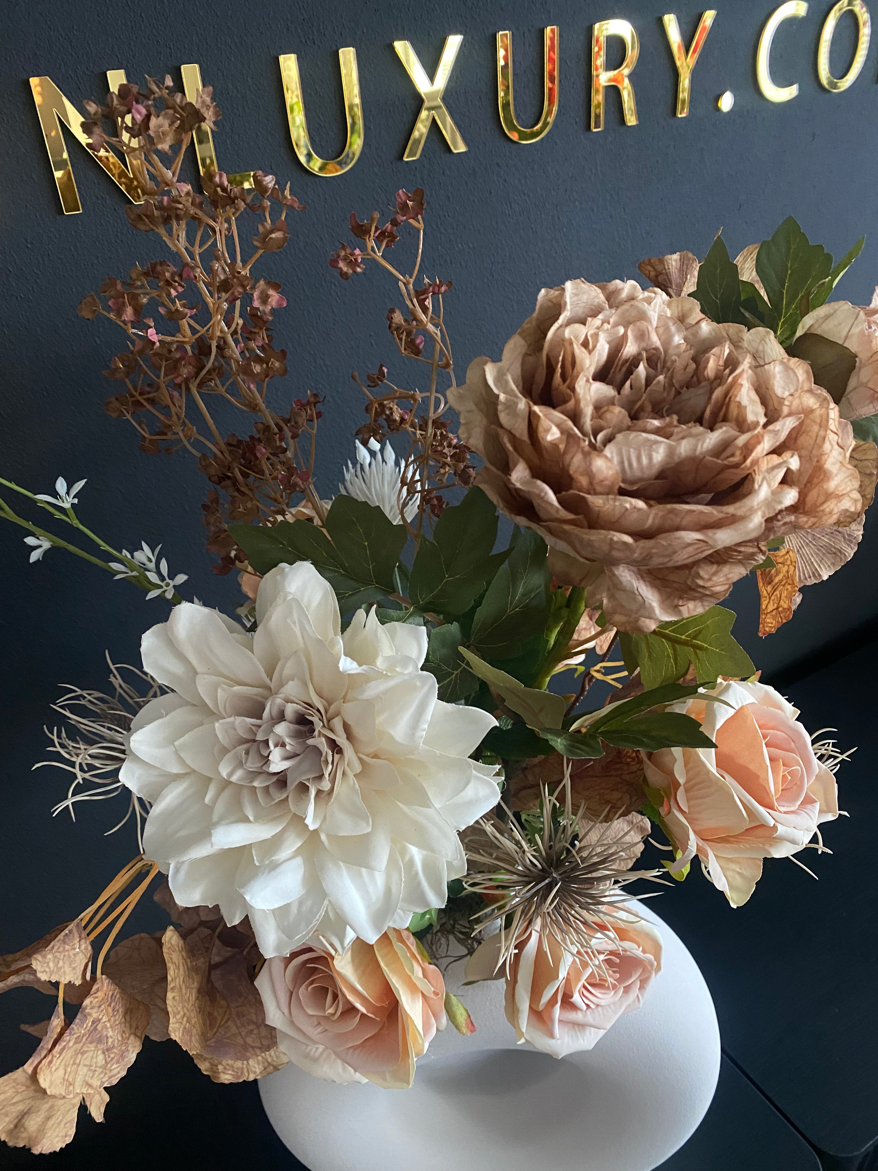 Luxe Japandi Kunstbloemstuk met Witte Vaas – Beige, Crème & Naturel | 70 cm