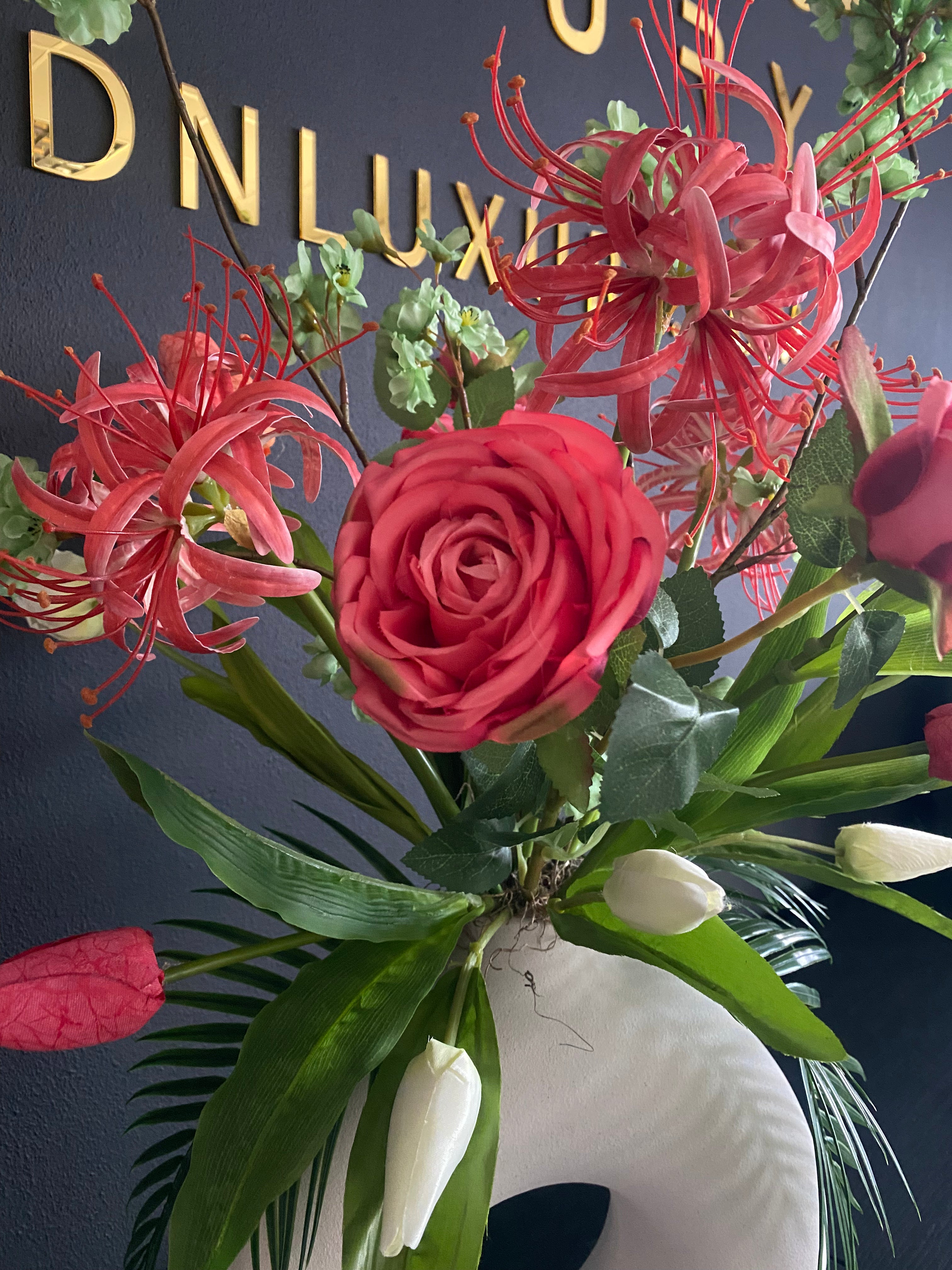 Luxe Koraal & Roze Kunstbloemstuk met Witte Vaas – Groene Zijden Bloesem | 75 cm