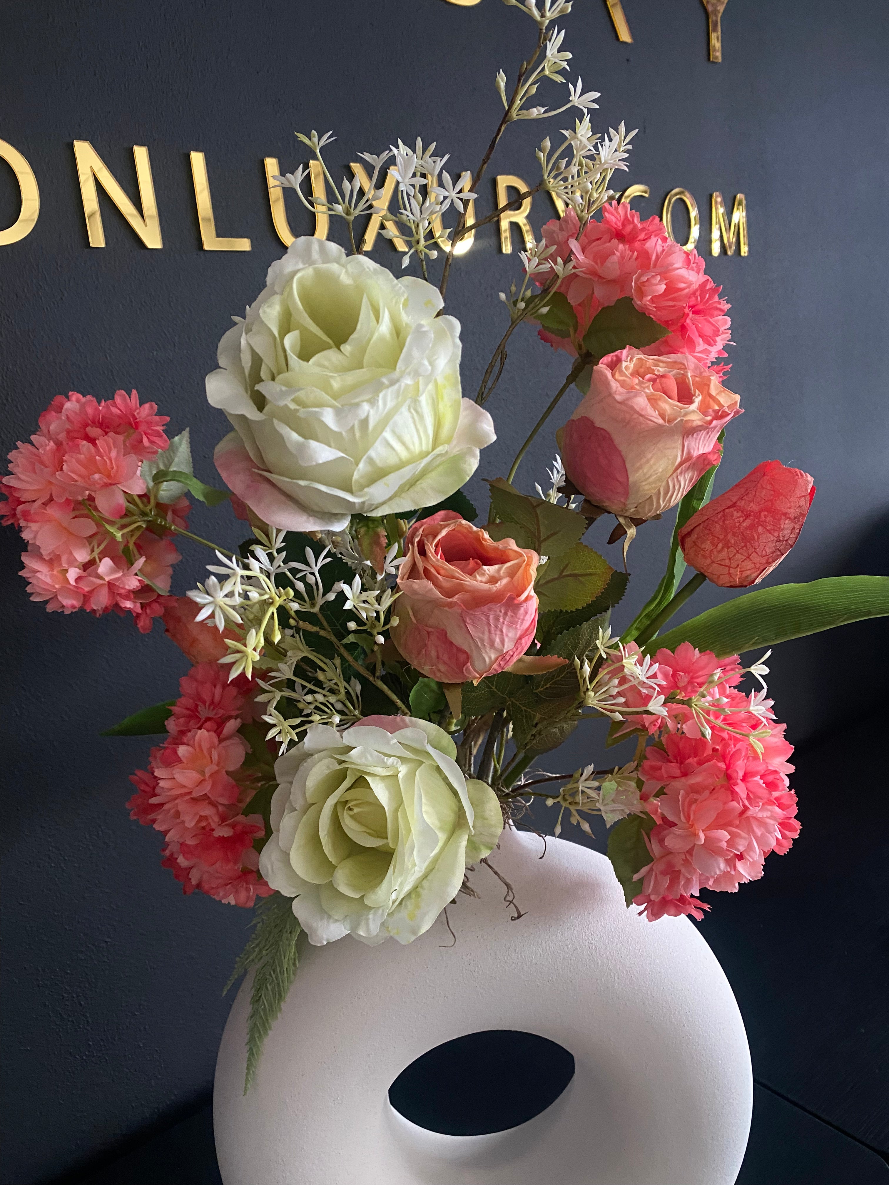 Luxe Koraal & Roze Kunstbloemstuk met Witte Vaas – Zijden Bloesem | 70 cm