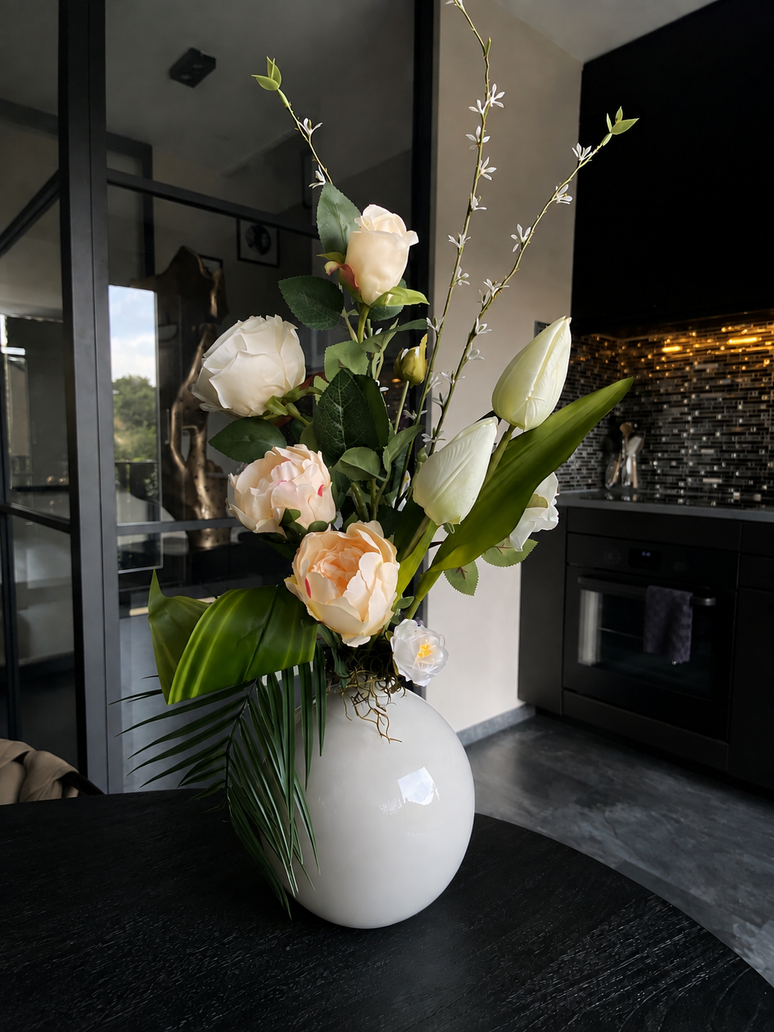 Ivory Serenity – Luxe Kunstbloemen Bloemstuk met Witte Vaas – 50 cm (15759493792092)