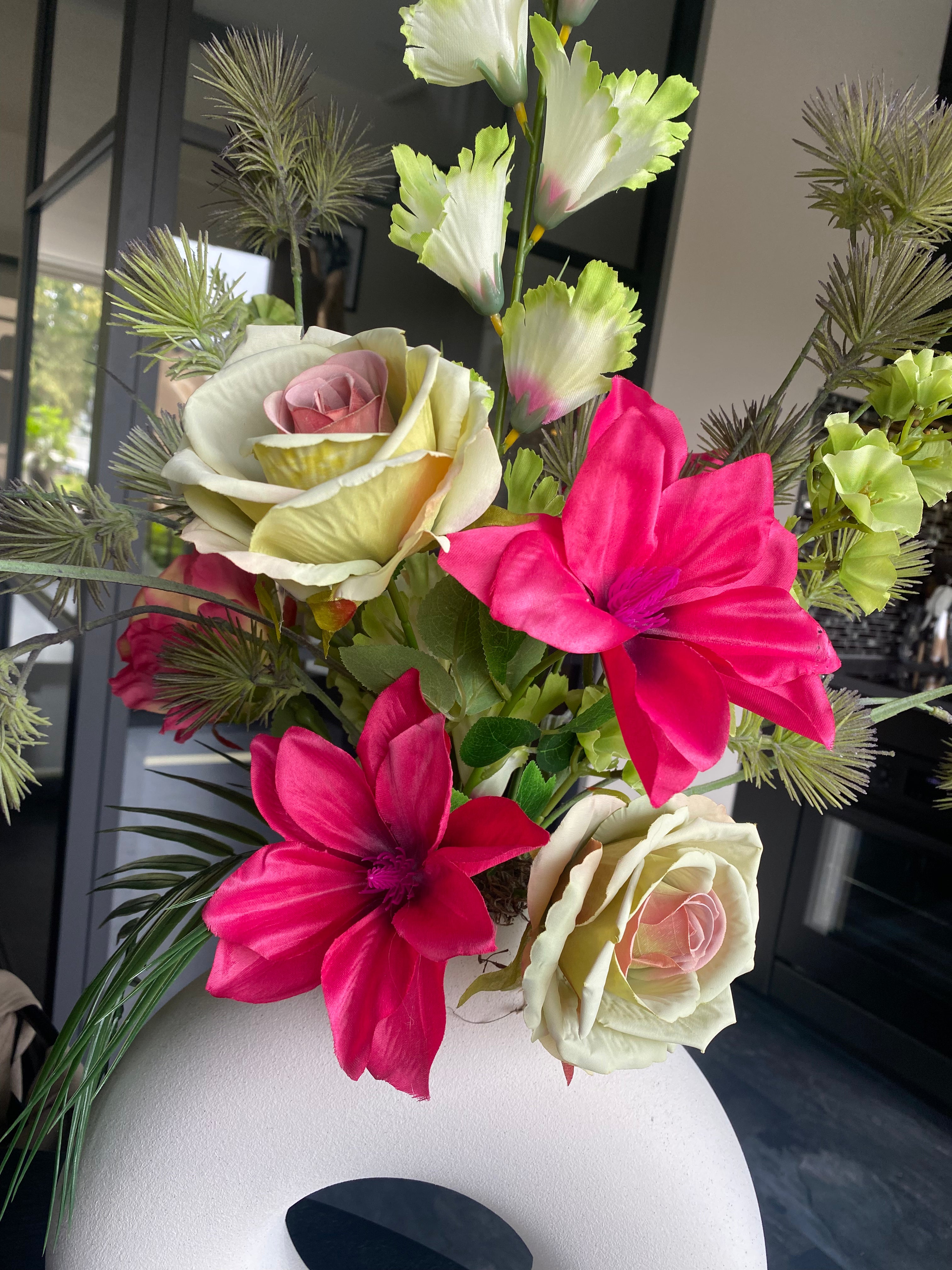 Luxe Kunstbloemstuk Fuchsia & Groen met Witte Vaas