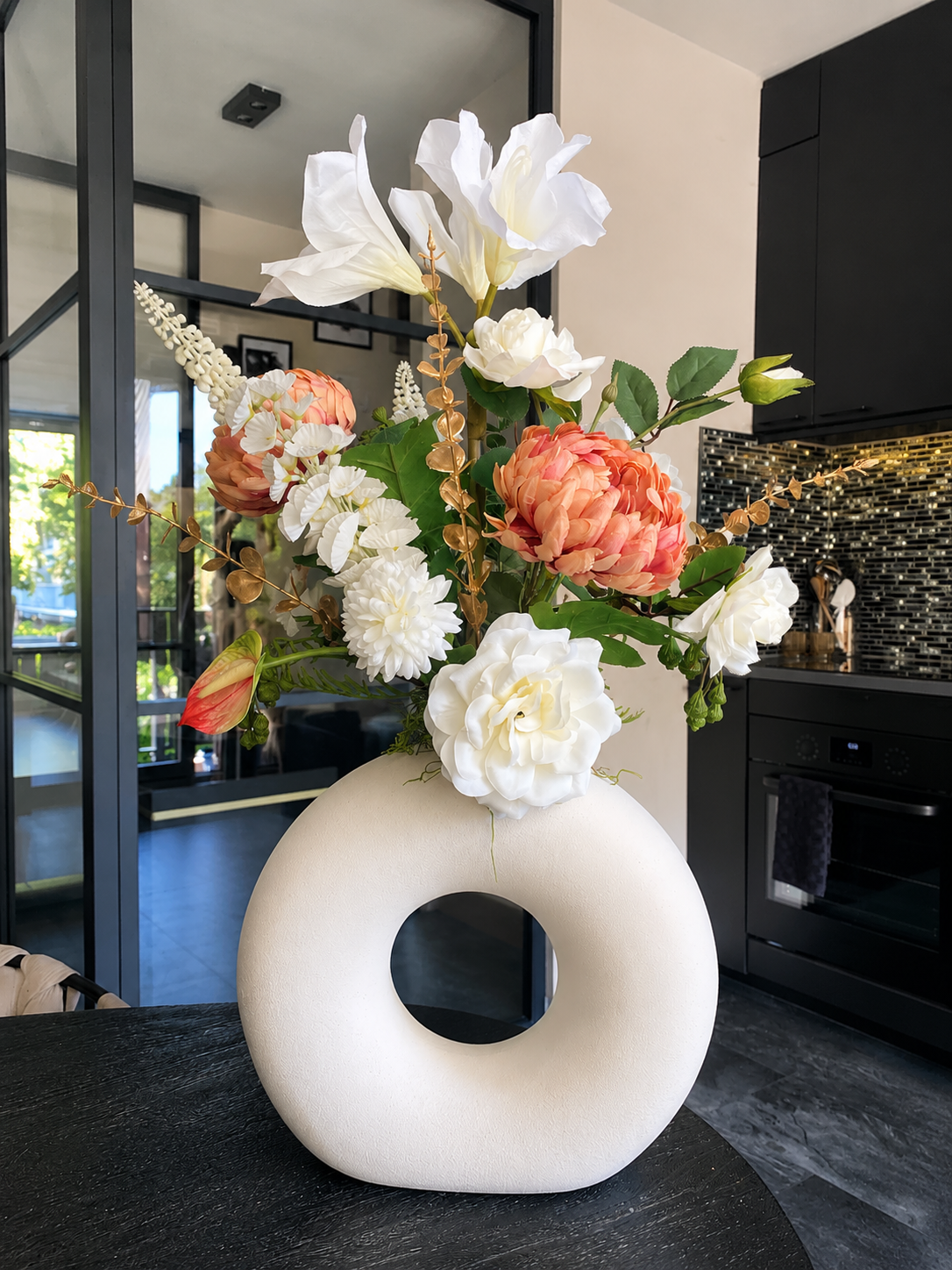 Luxe wit en perzik kunstbloemen bloemstuk van circa 70 cm inclusief moderne witte designvaas met zijden bloemen voor een stijlvolle woonkamer en luxe interieur.