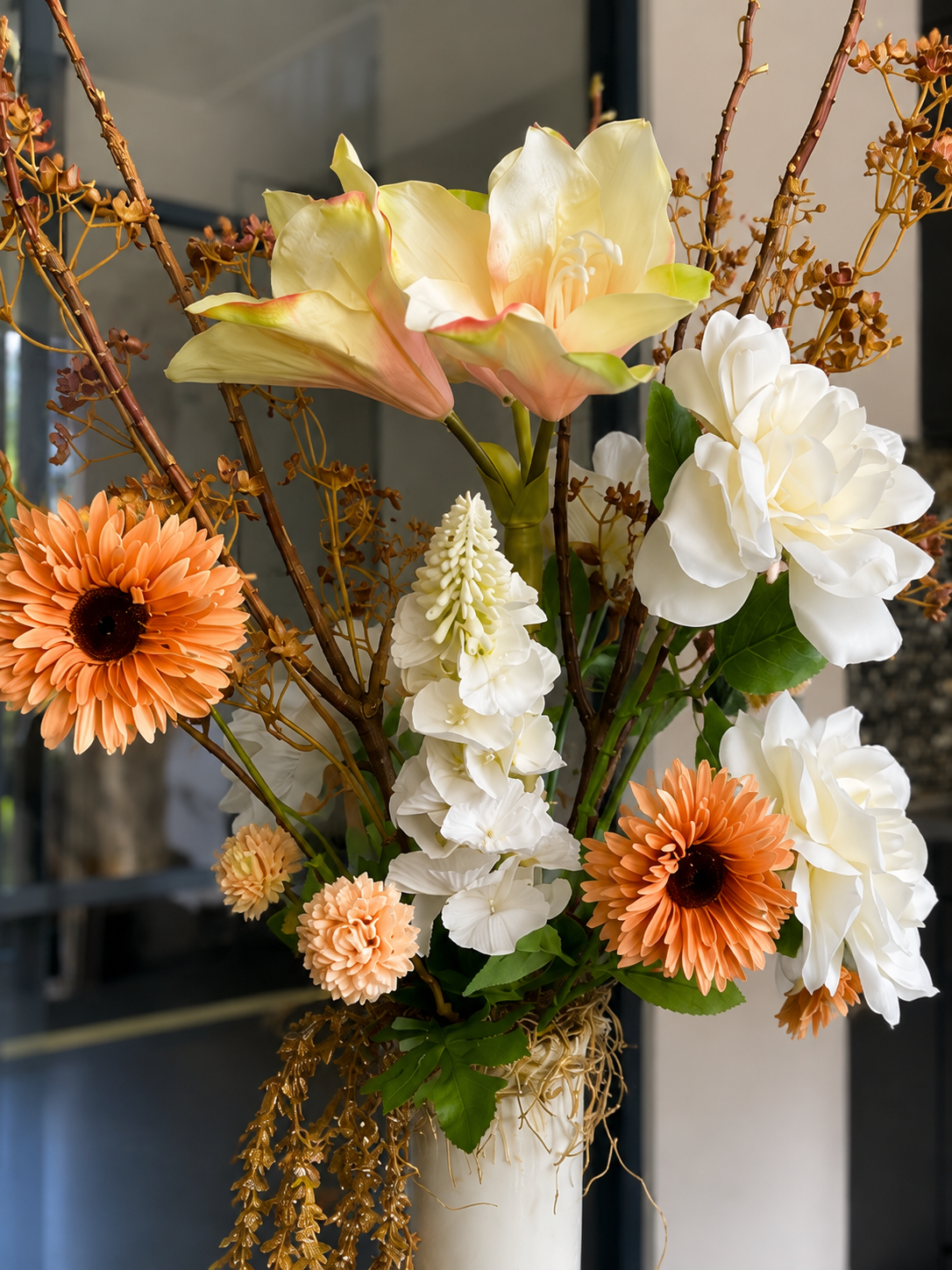 Luxe wit en perzik kunstbloemen bloemstuk van circa 70 cm inclusief elegante designvaas met magnolia's, gerbera's en zijden bloemen voor een stijlvol en modern interieur.