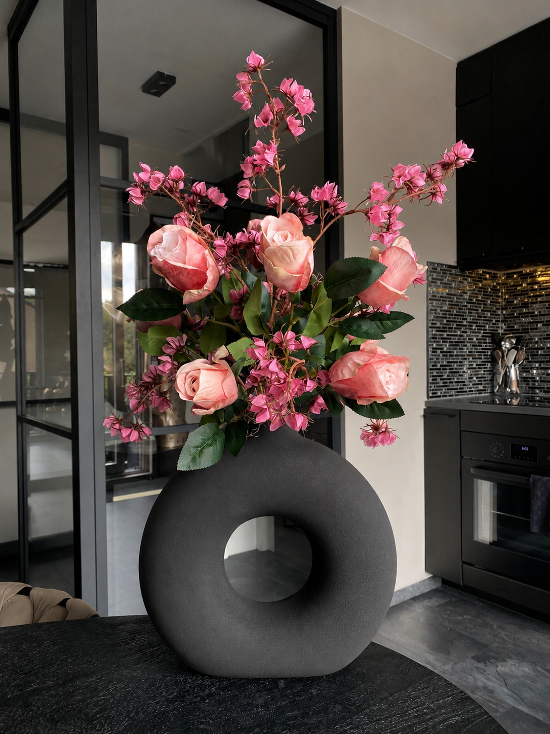 Rosé Blossom Elegance – Composition Florale Artificielle de Luxe avec Roses & Fleurs de Cerisier