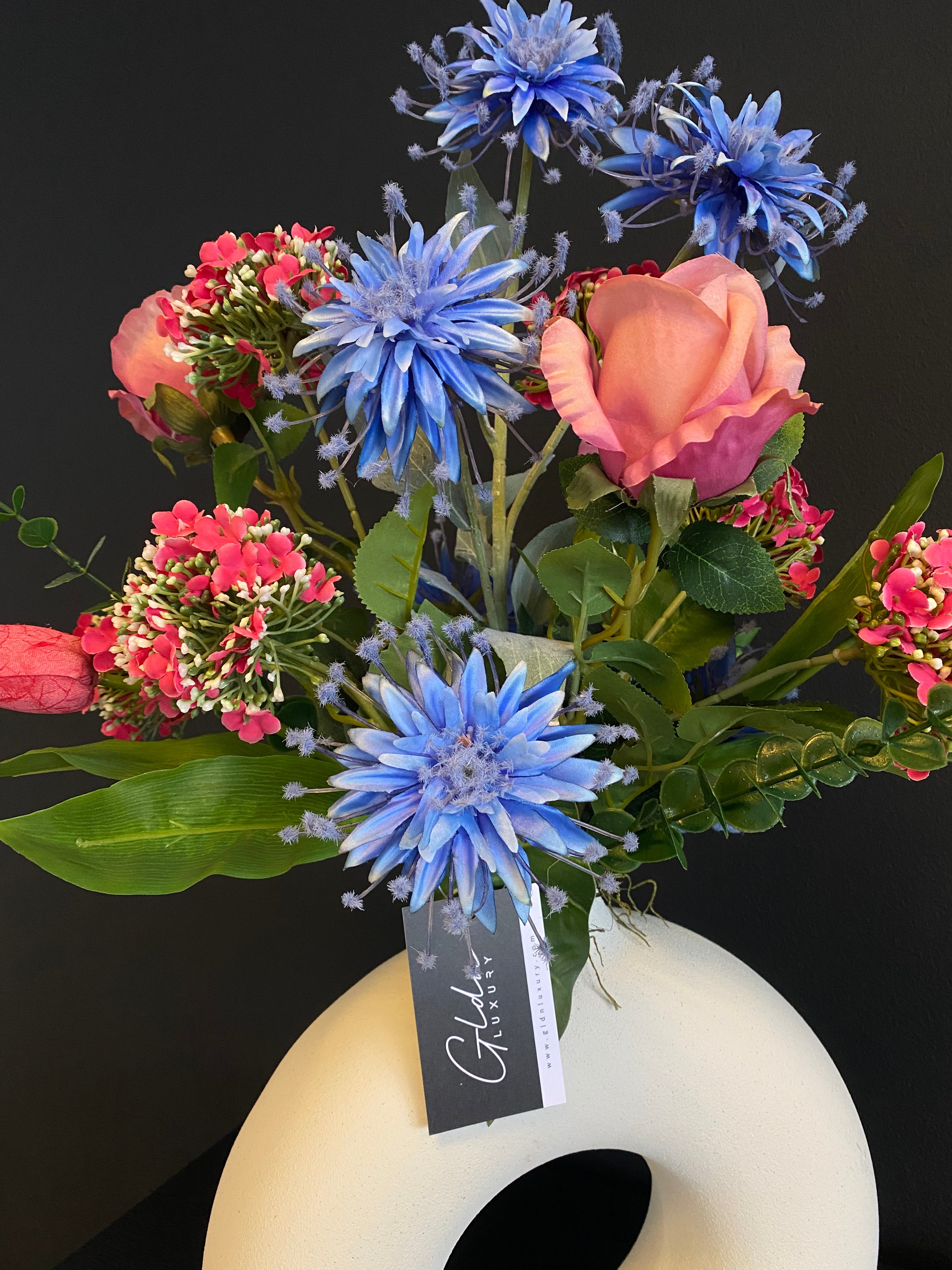 Luxe Kunstbloemstuk met Roze en Blauwe Bloemen