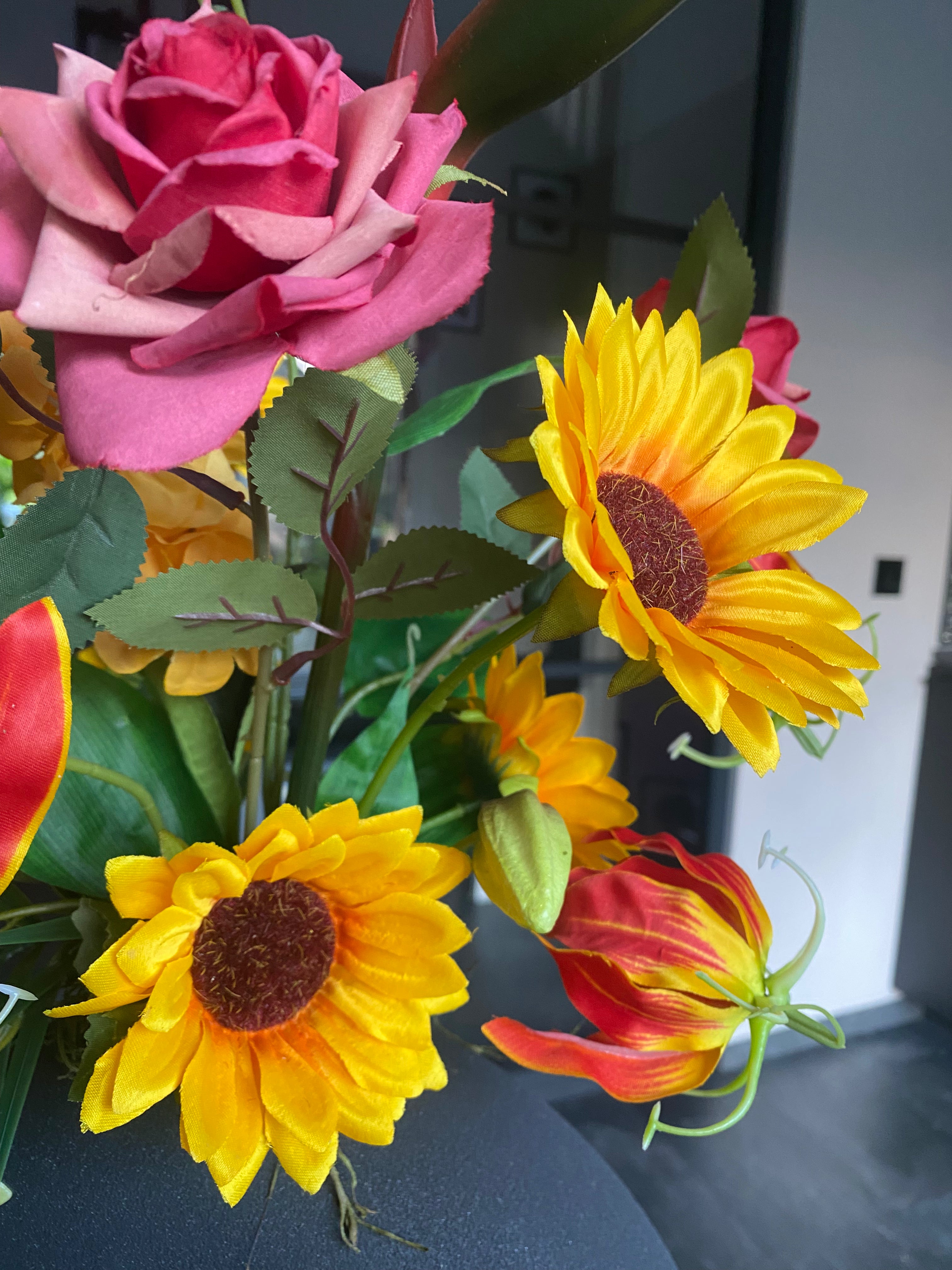 Tropical Sunset Luxe – Kunstbloemen Bloemstuk met Zwarte Designvaas – 70 cm
