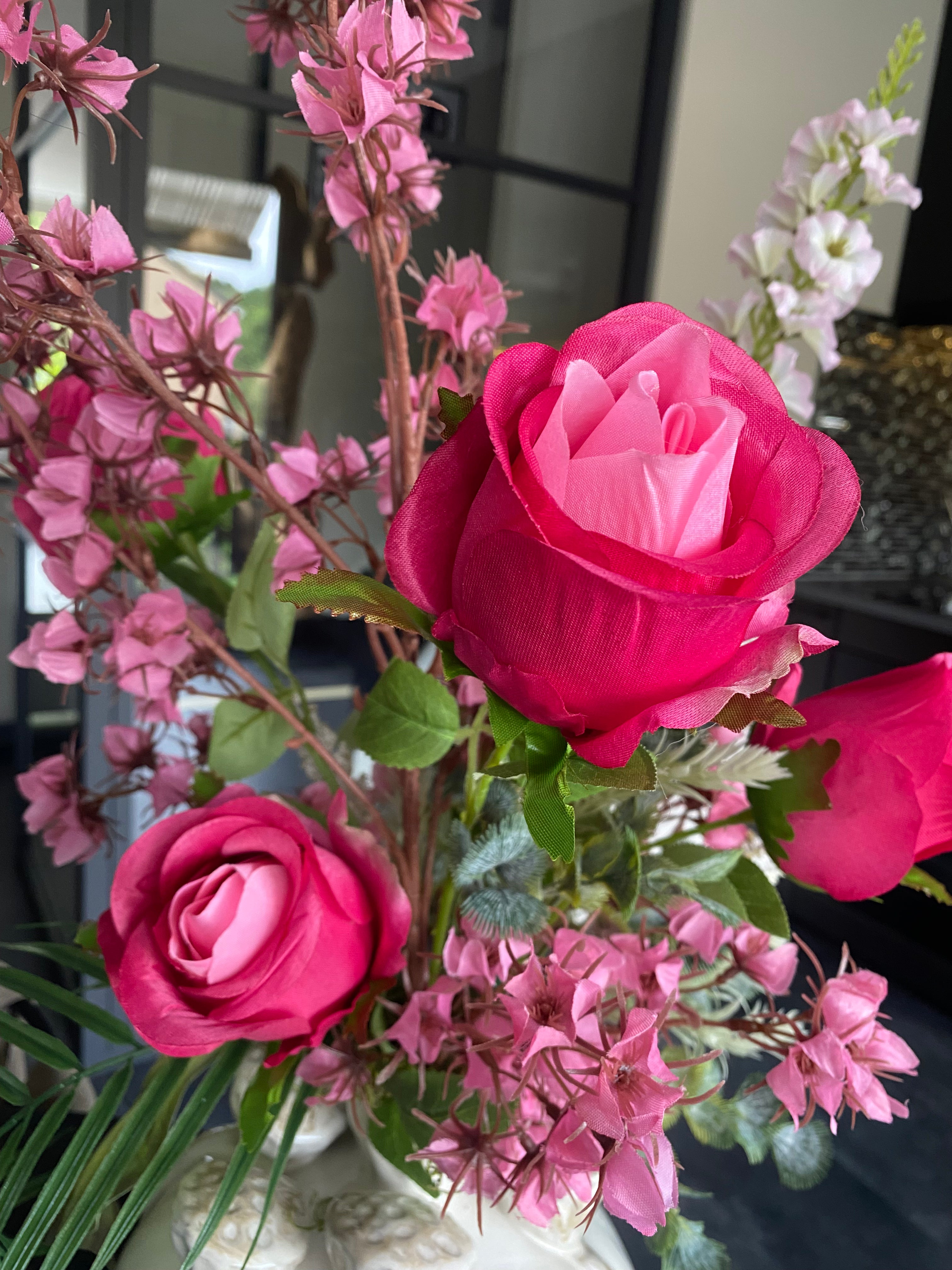 Arrangement floral exclusif en fausses fleurs roses avec roses et branches de fleurs de cerisier