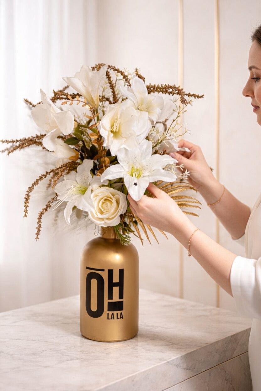 zijden bloemstuk wit goud luxe bloemen met vaas woonkamer styling