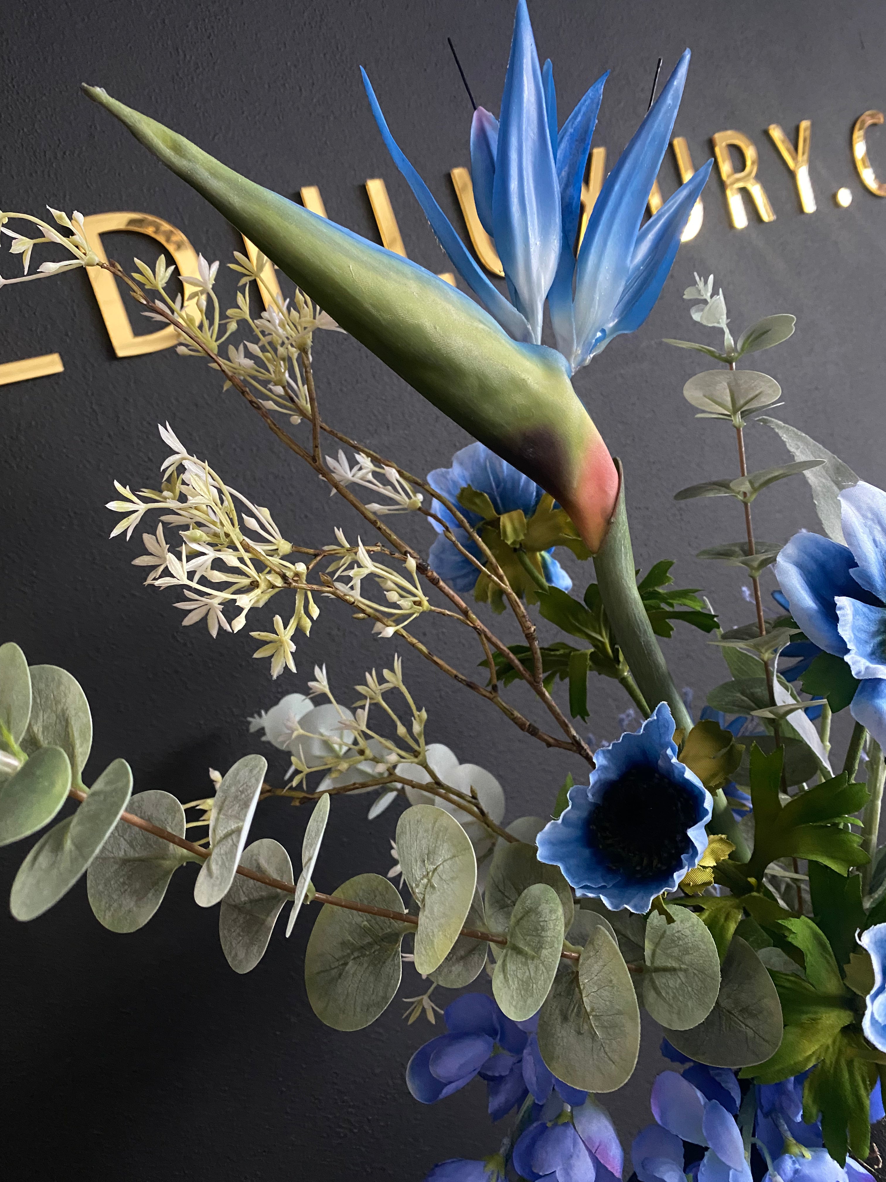 Blauw Kunstbloemstuk met Zwarte Vaas – Luxe Bloemstuk 70cm