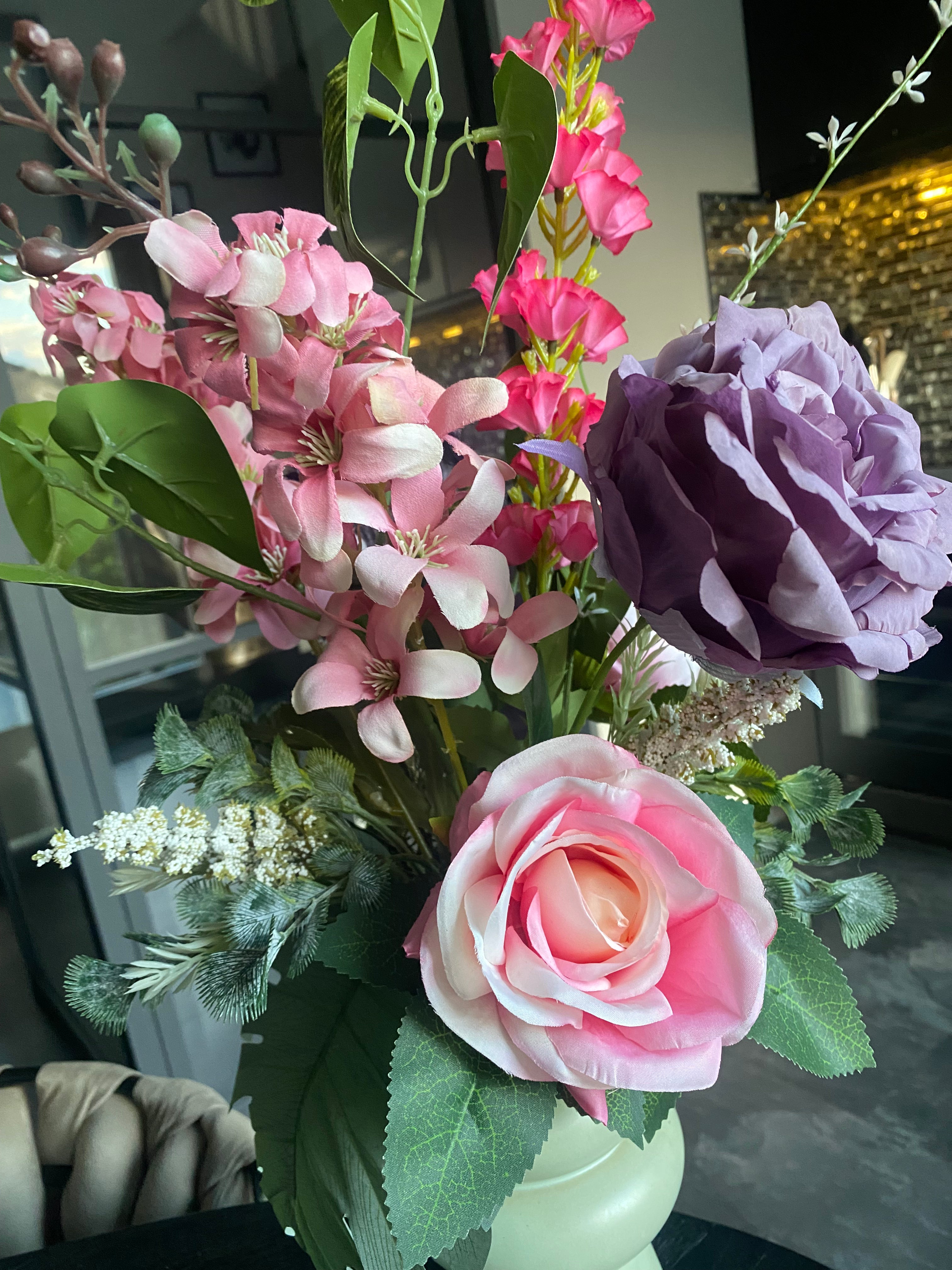 Blush Lavender Elegance – Luxe Kunstbloemen Bloemstuk met Designvaas – 55 cm