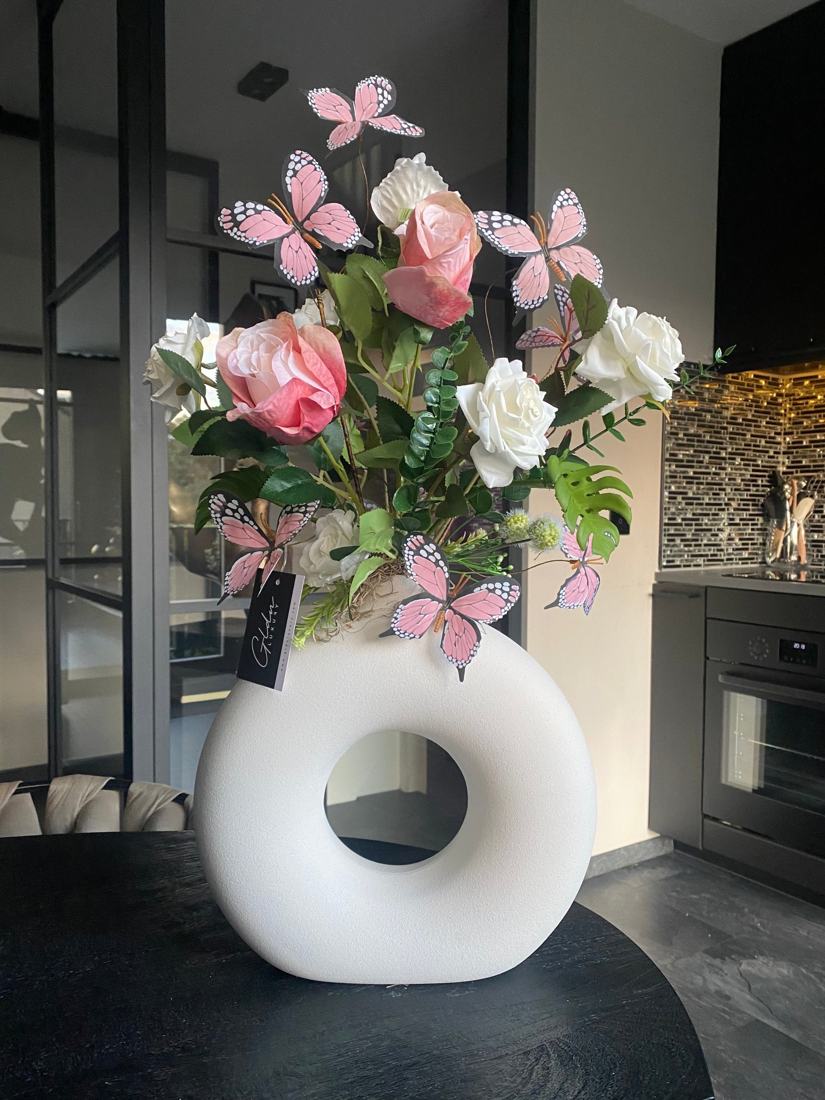 Butterfly Effect – Luxe Kunstbloemen Bloemstuk met Witte Vaas – 70 cm