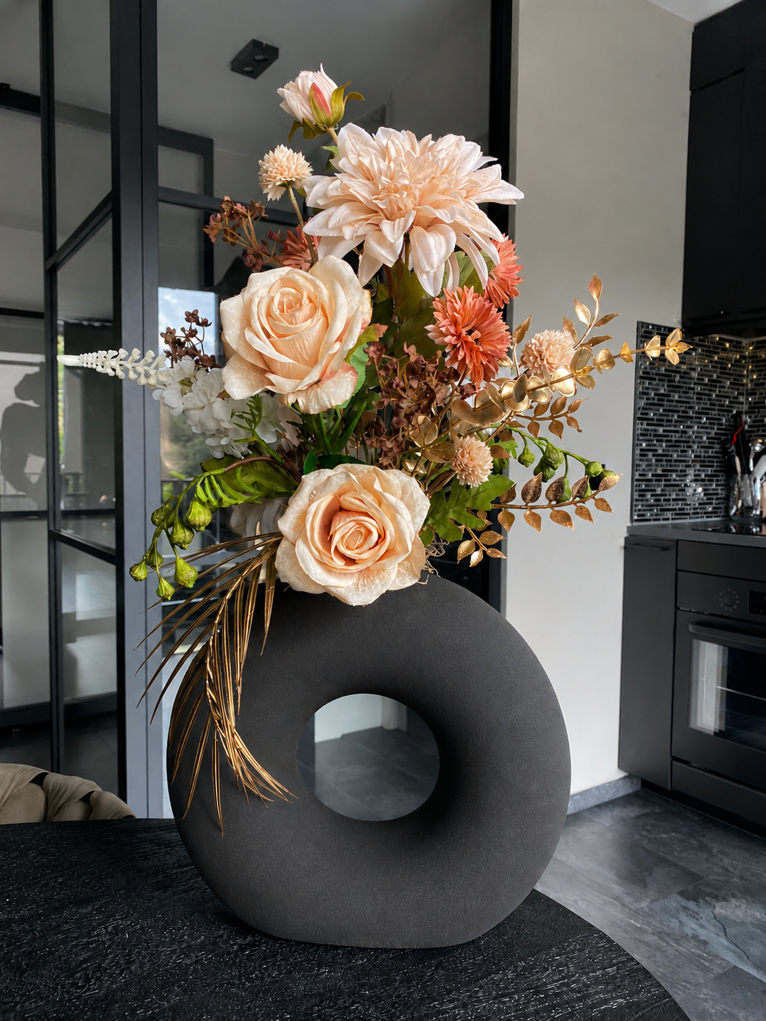 Champagne Hotel Chic – Luxe Kunstbloemen Bloemstuk met Designvaas – 70 cm