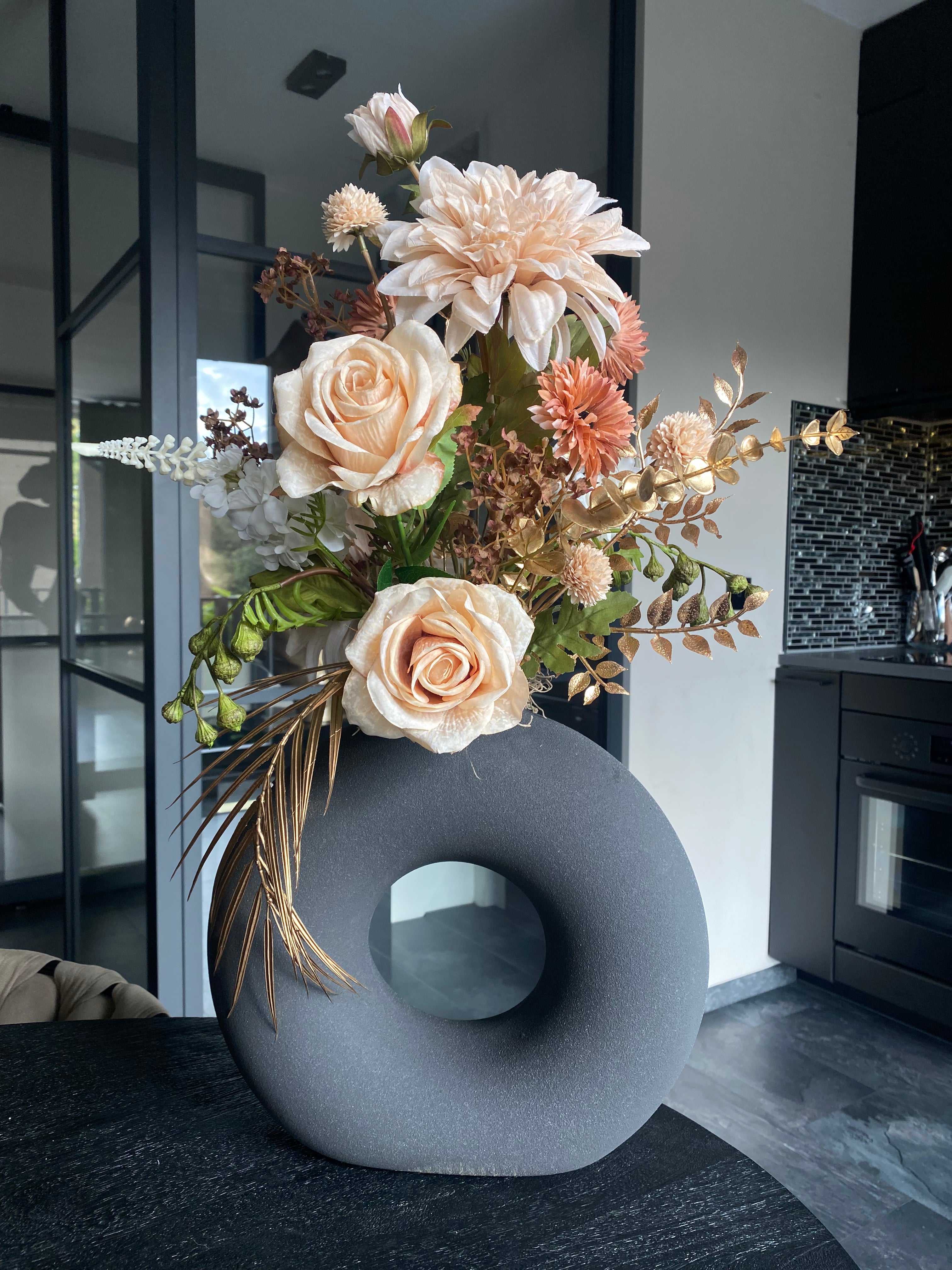 Hotel chique kunstbloemen bloemstuk Champagne Hotel Chic 70 cm met donkere designvaas en gouden accenten