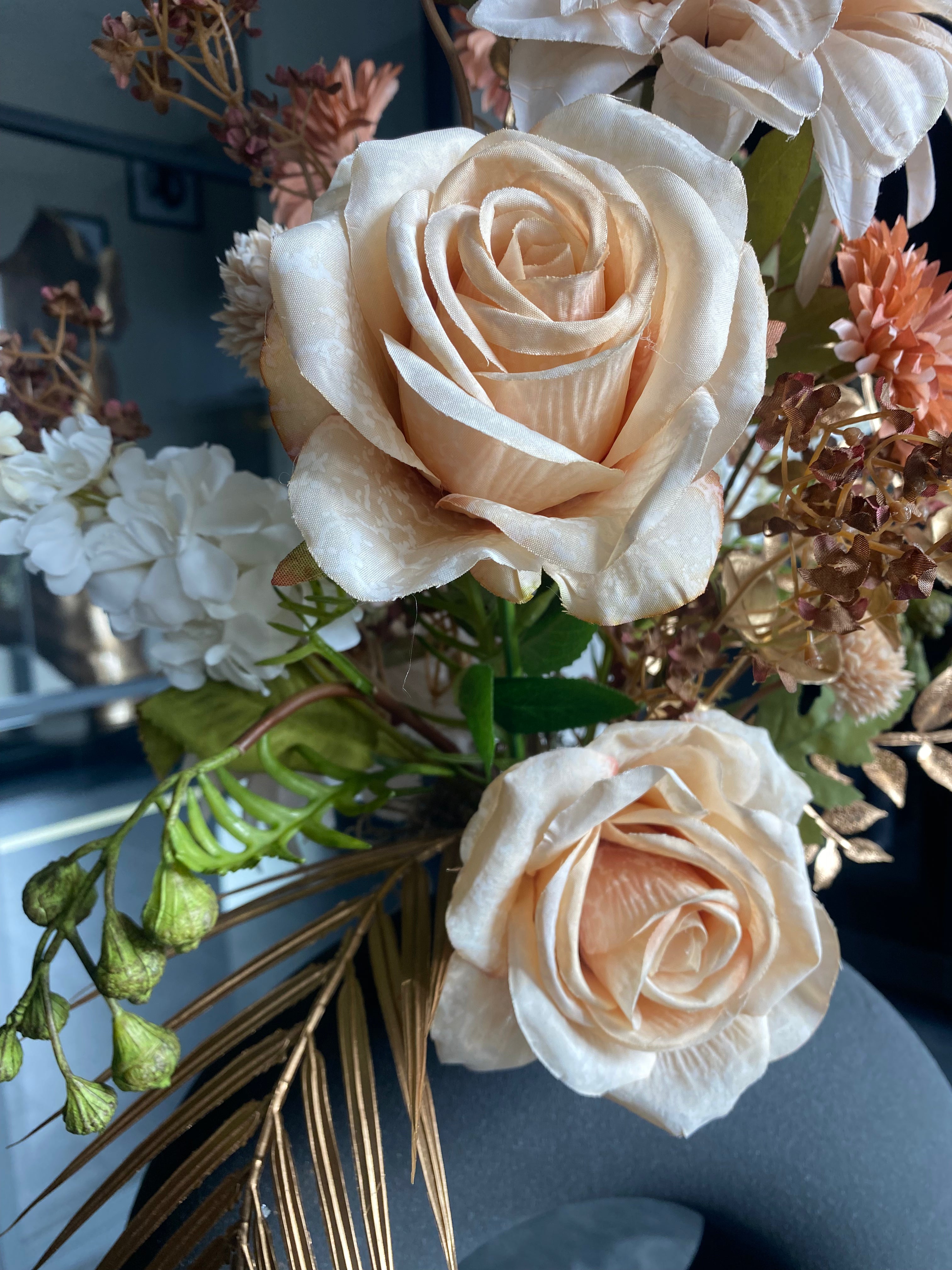 Champagne Hotel Chic – Composition Florale de Luxe en Fleurs Artificielles avec Vase Design – 70 cm