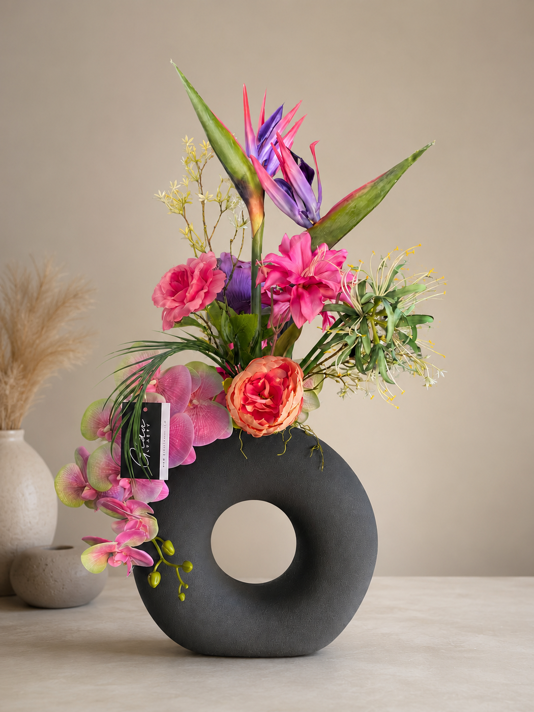 Composition florale artificielle de luxe tropicale avec orchidée et strelitzia, vase design inclus – 70 cm