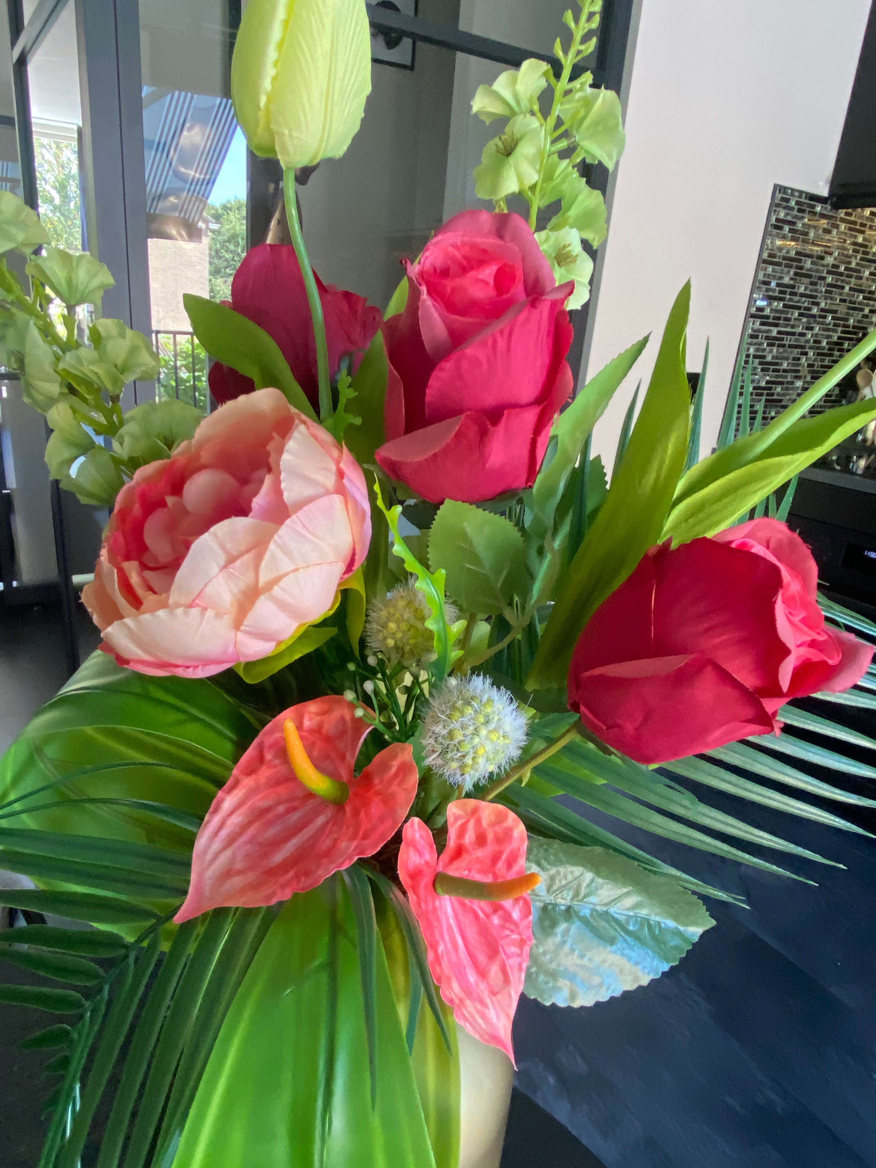 Arrangement floral Coral Royale Design – 55 cm