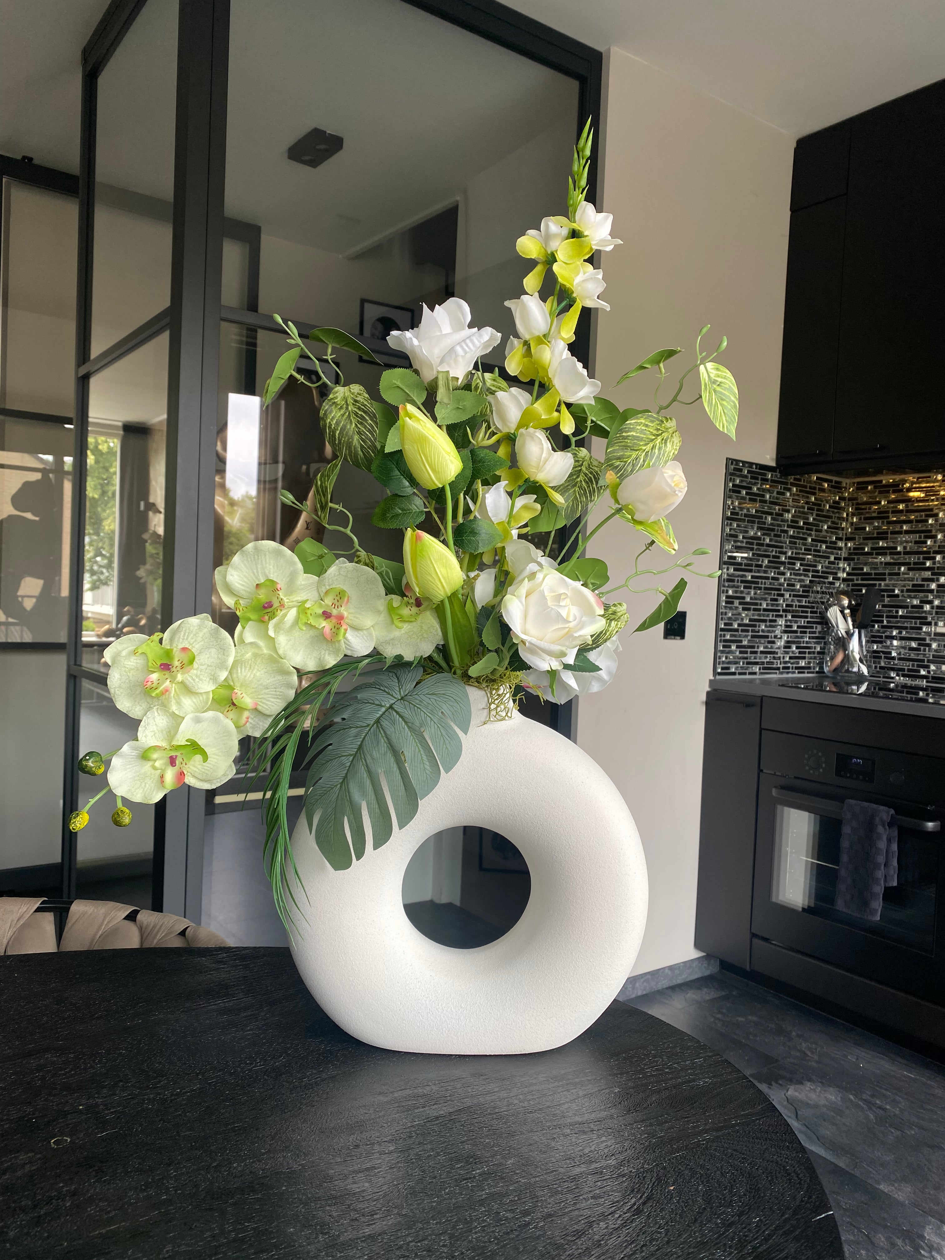 Composition florale artificielle élégante blanche avec orchidées et roses et son vase