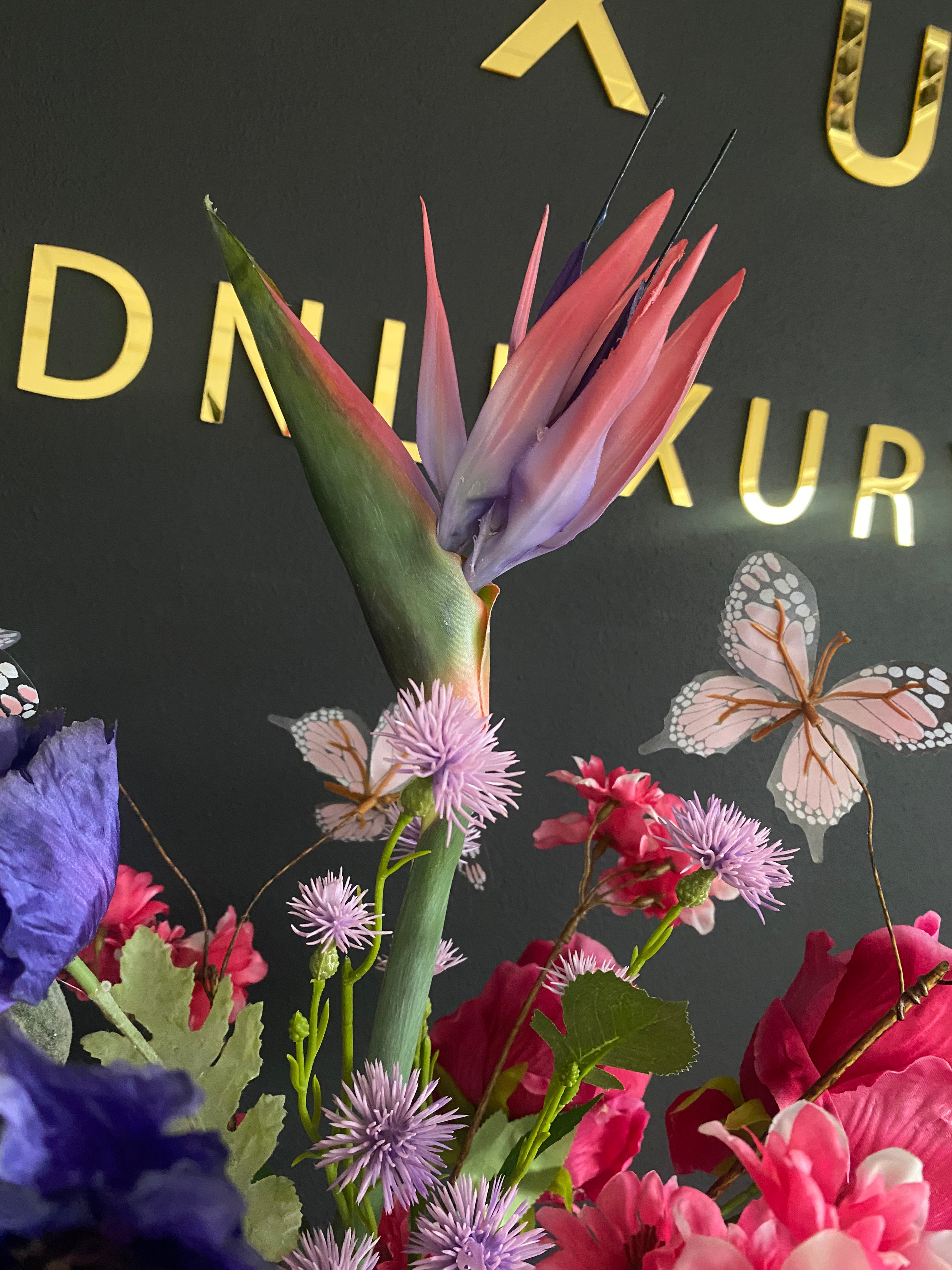 Exclusief Kleurrijk Zijden Bloemstuk met Organische Zwarte Vaas | 70 cm