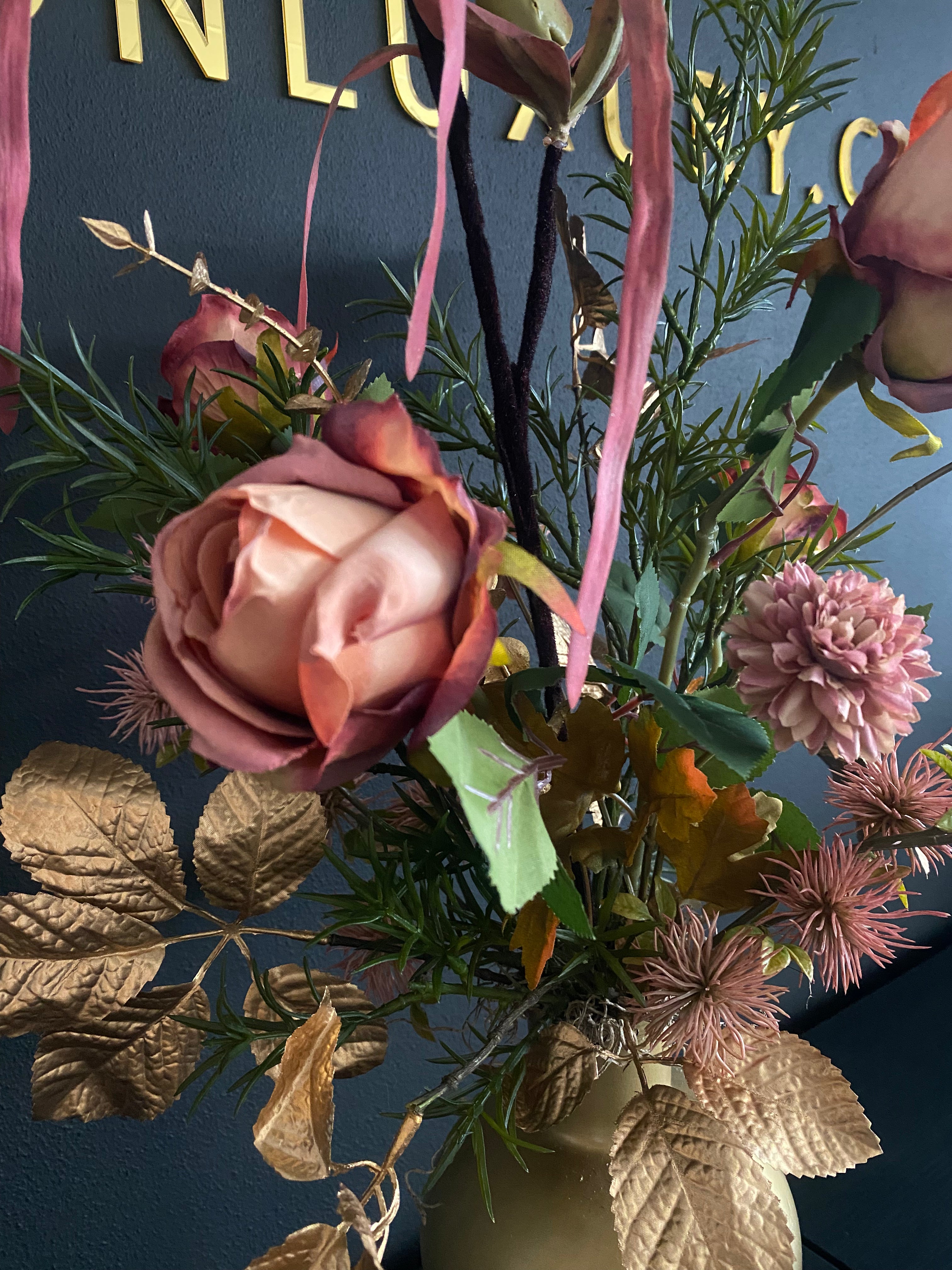 Exclusief Kunstbloemstuk met Goudkleurige Vaas – Peach, Oudroze & Naturel