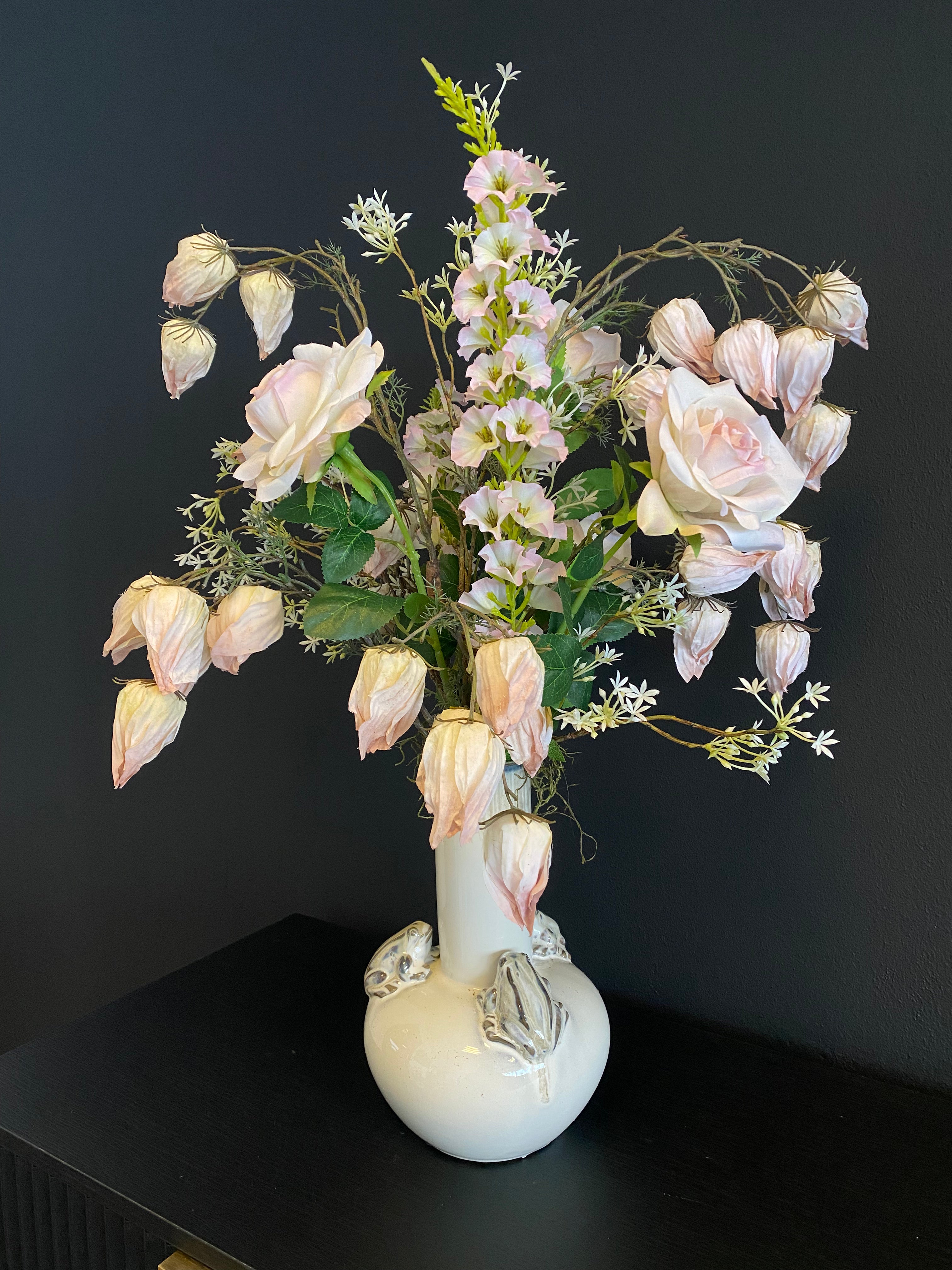 Luxe crème-roze kunstbloemstuk met poederroze bloemen, groene takken en een witte decoratieve designvaas, circa 65 cm hoog.