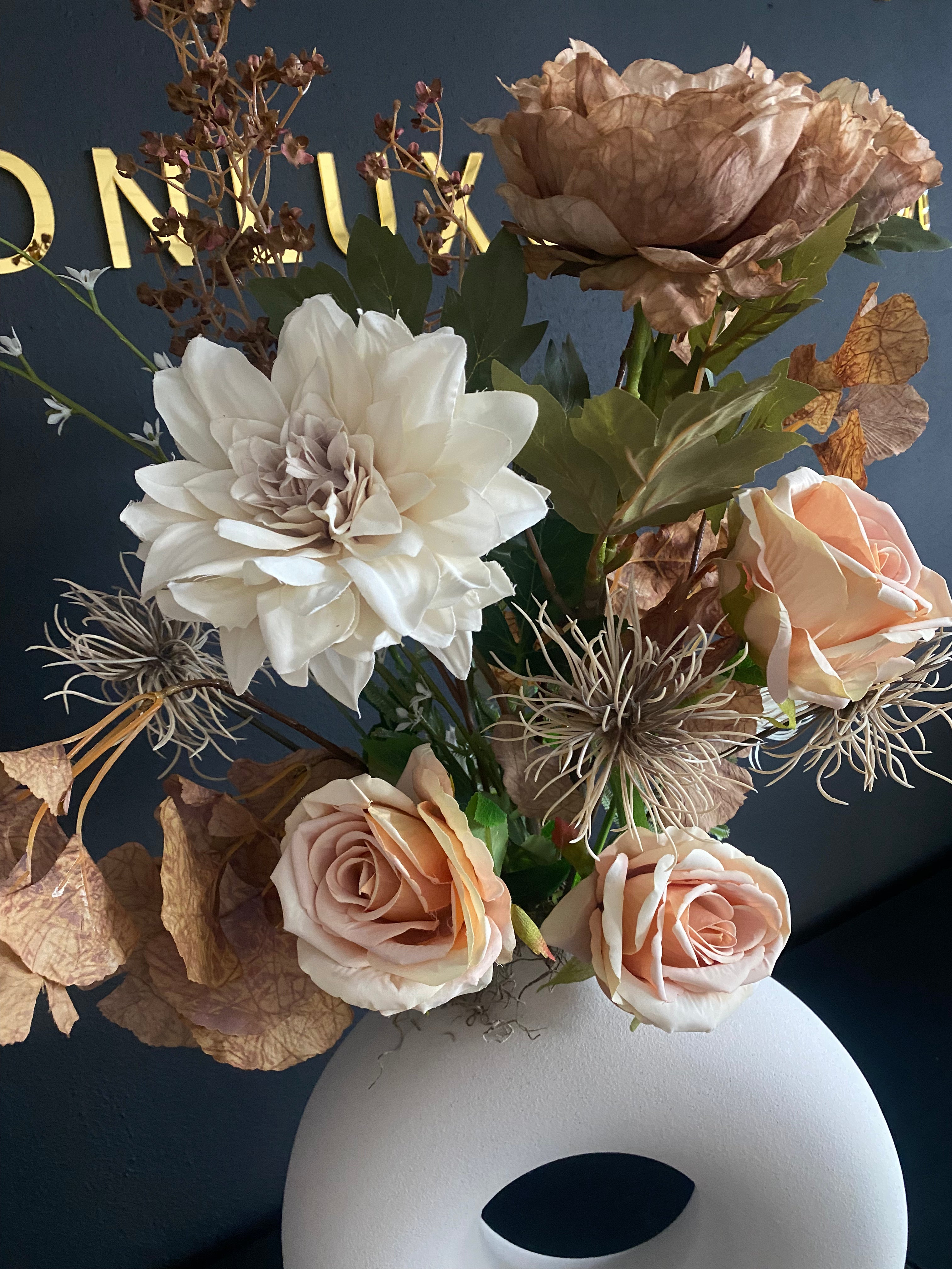 Exclusief Kunstbloemstuk met Witte Vaas – Peach, Crème & Naturel | 70cm