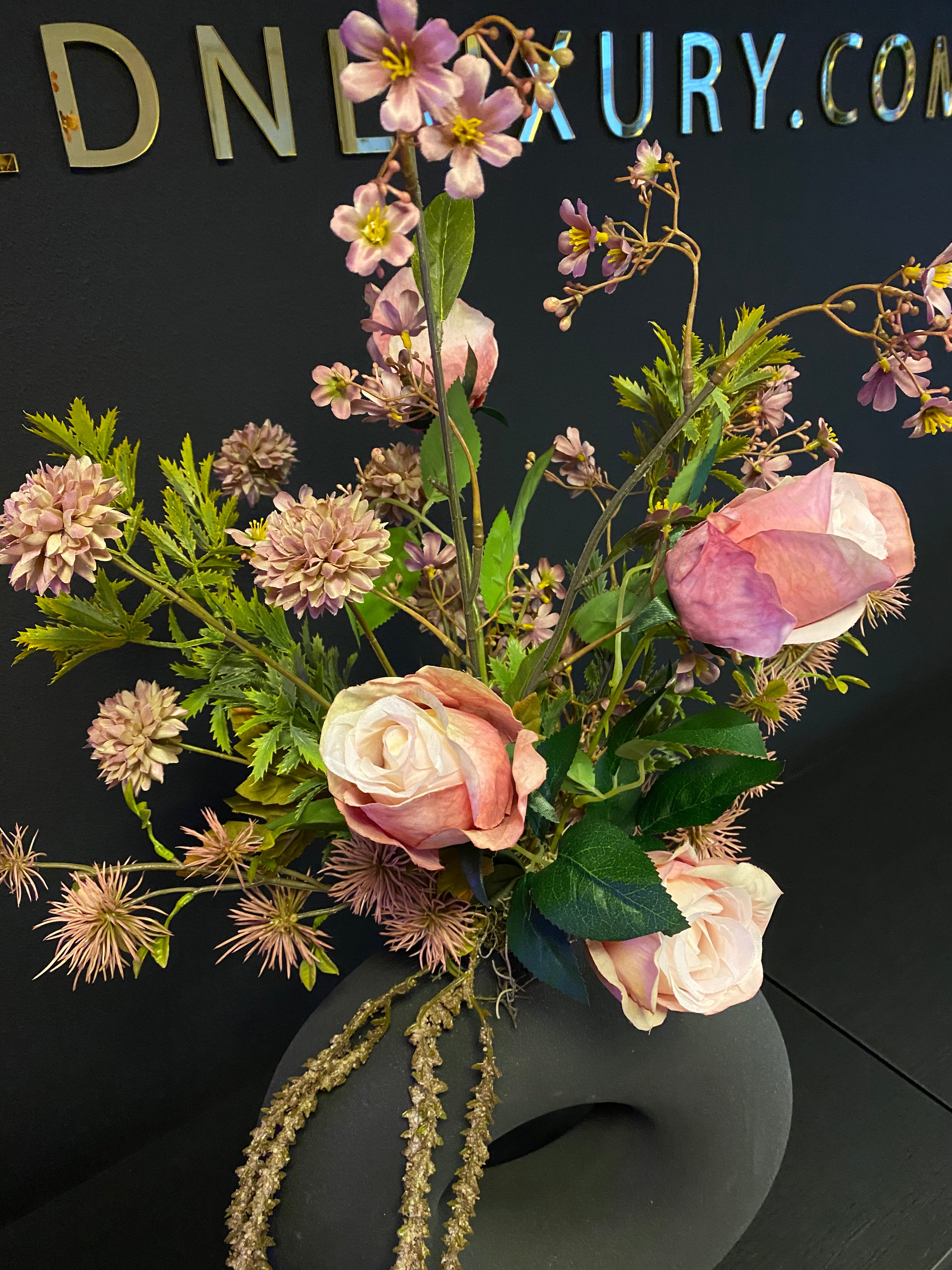 Exclusief Kunstbloemstuk met Zwarte Vaas – Oudroze, Mauve & Naturel 70cm