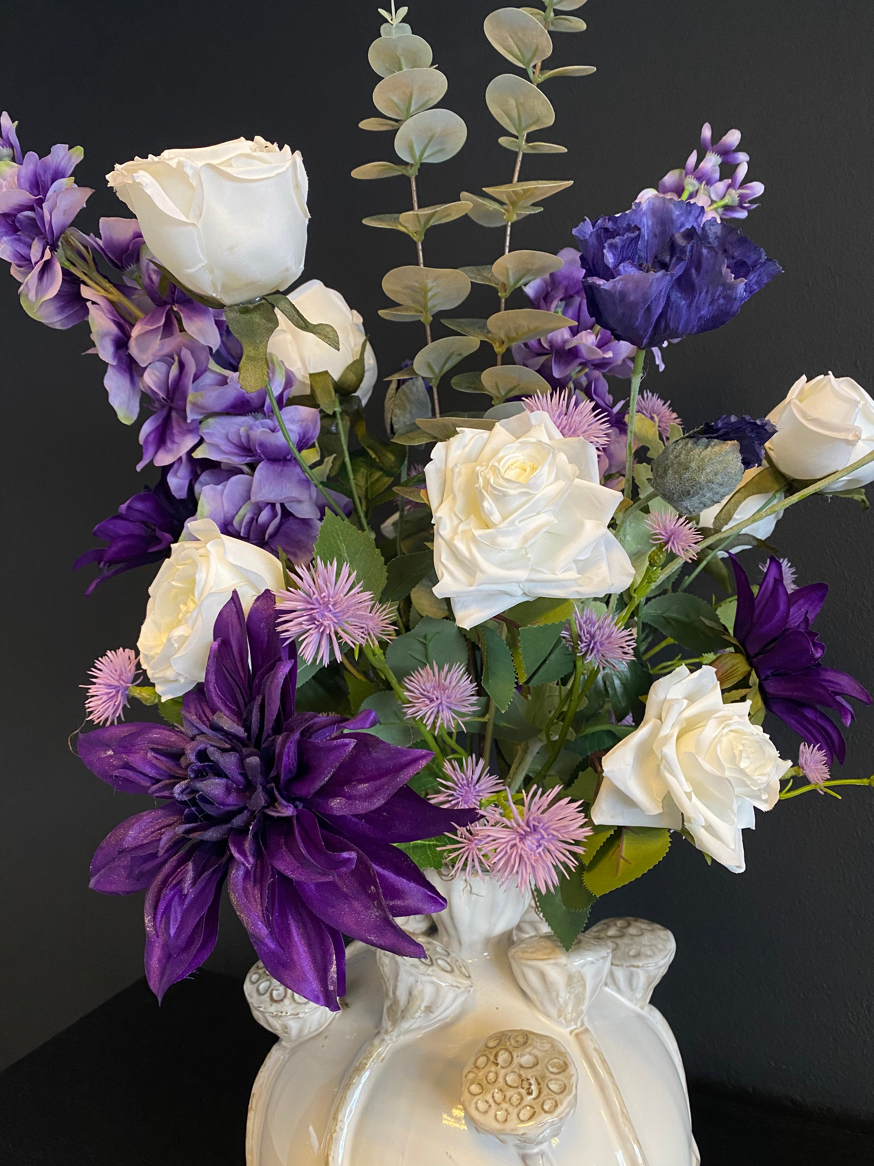 Exclusief Paars Kunstbloemstuk met Witte Designvaas – Witte Rozen & Paarse Bloemen