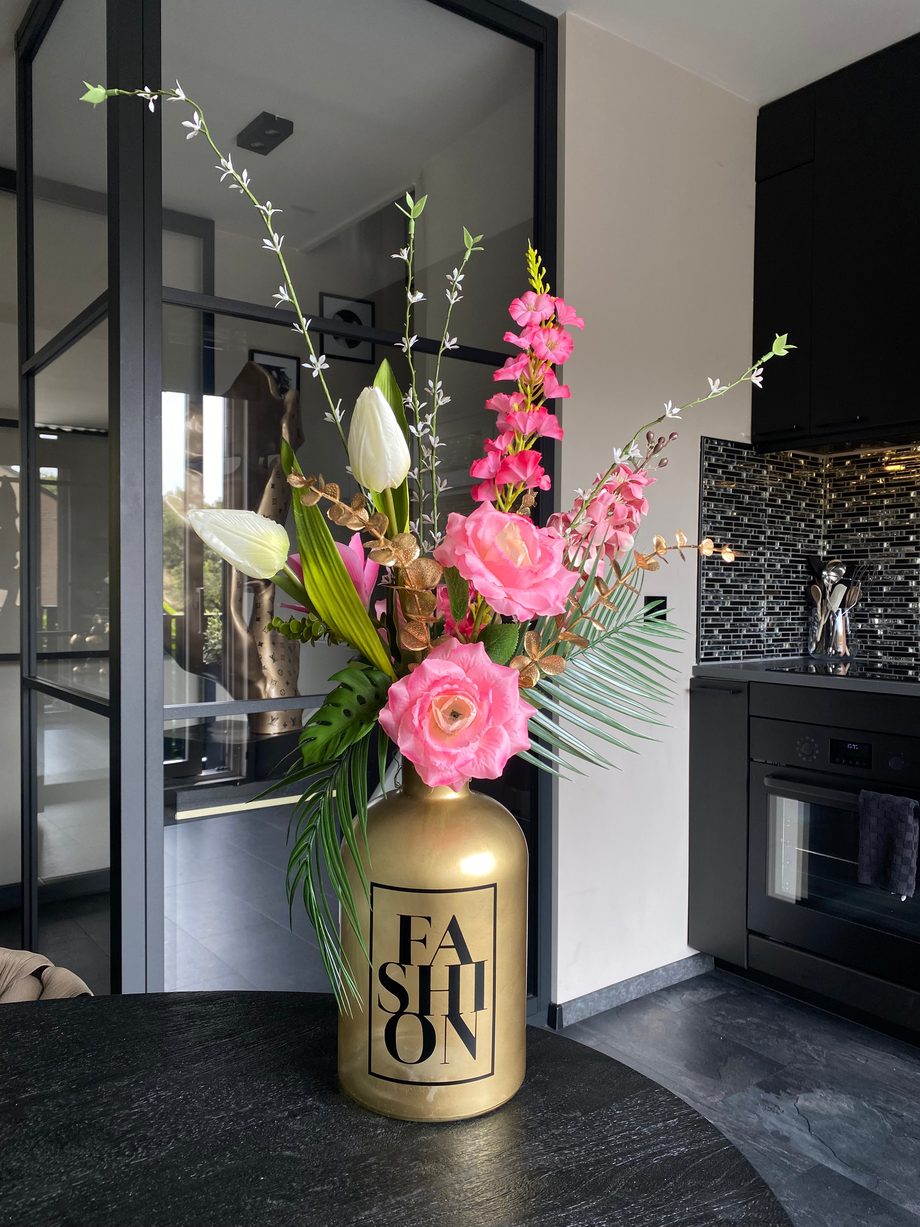 Fashion Pink & Gold – Luxe Kunstbloemstuk met Gouden Vaas | ±65 cm