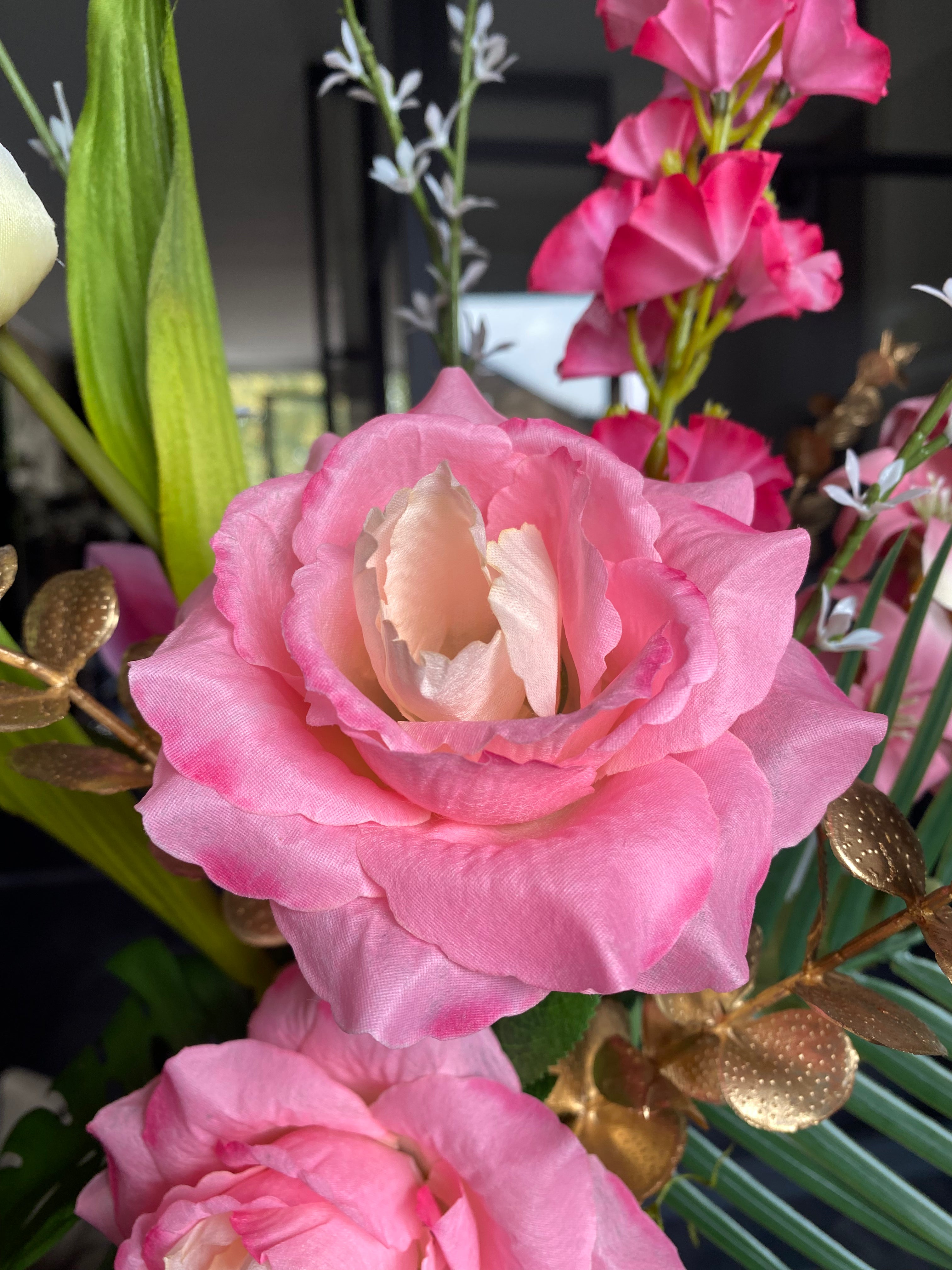 Fashion Pink & Gold – Luxe Kunstbloemstuk met Gouden Vaas | ±65 cm