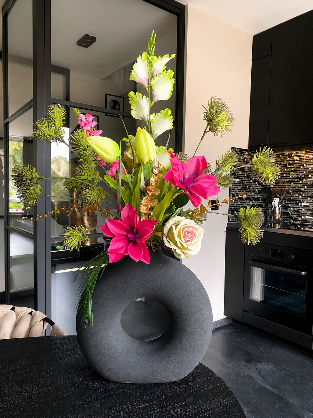 Fuchsia Garden Luxe – Grand arrangement floral artificiel avec vase