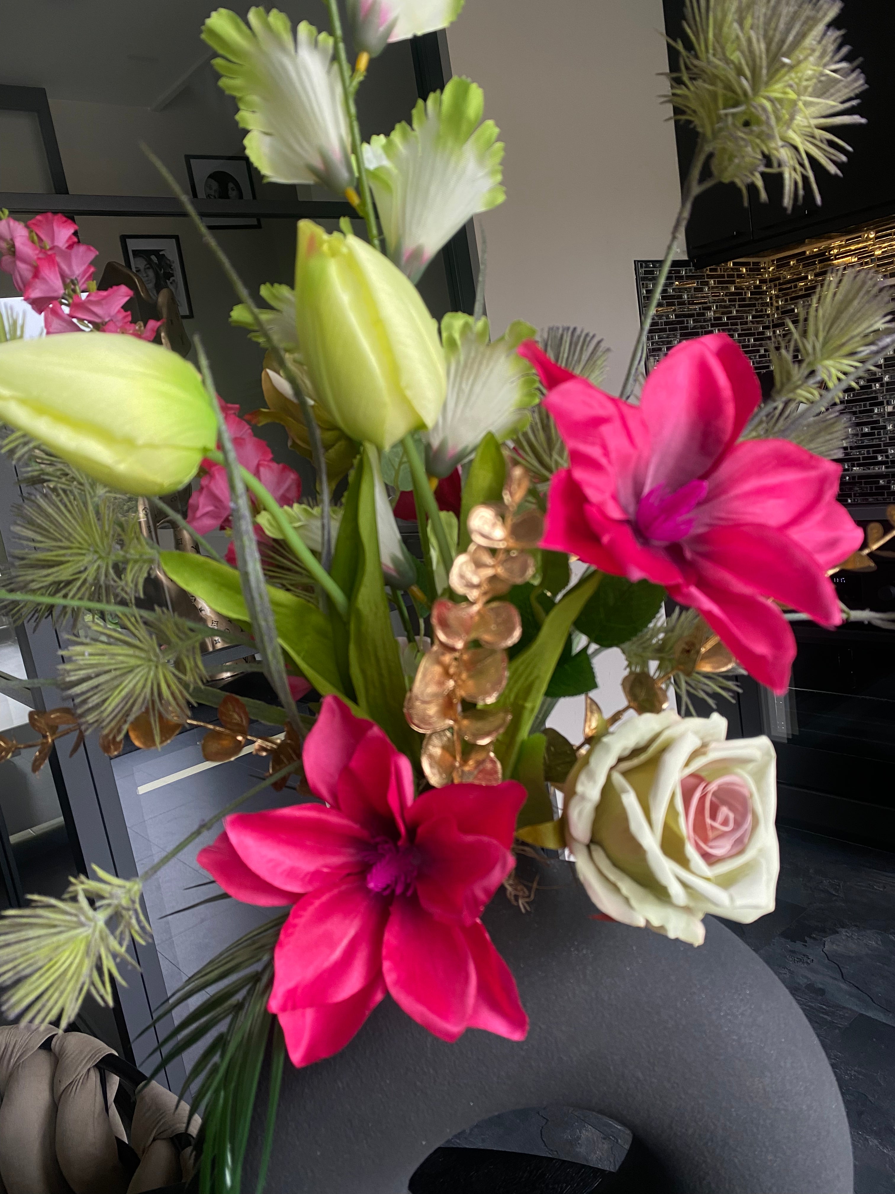 Fuchsia Garden Luxe – Groot Kunstbloemstuk met Vaas
