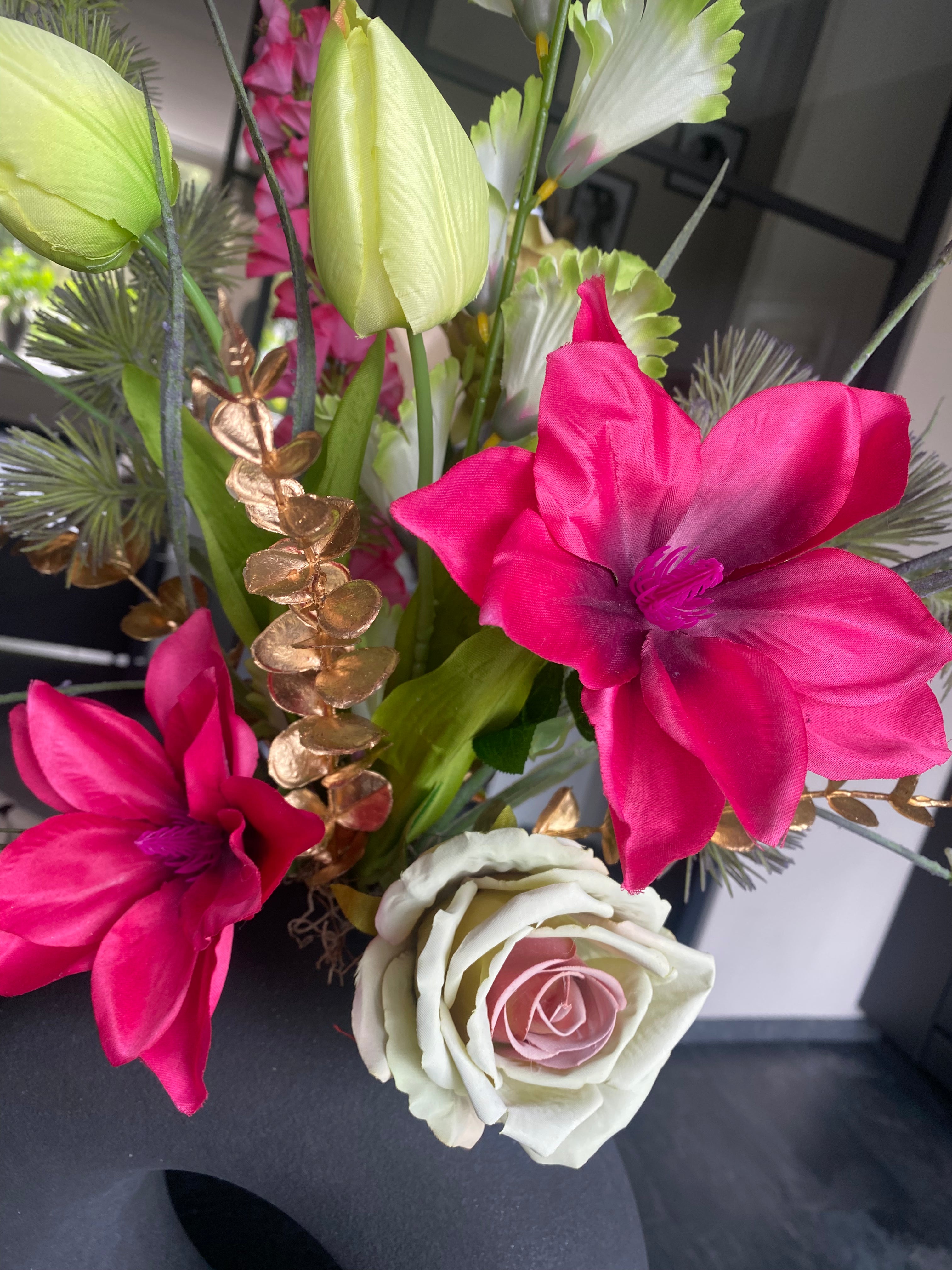 Fuchsia Garden Luxe – Groot Kunstbloemstuk met Vaas