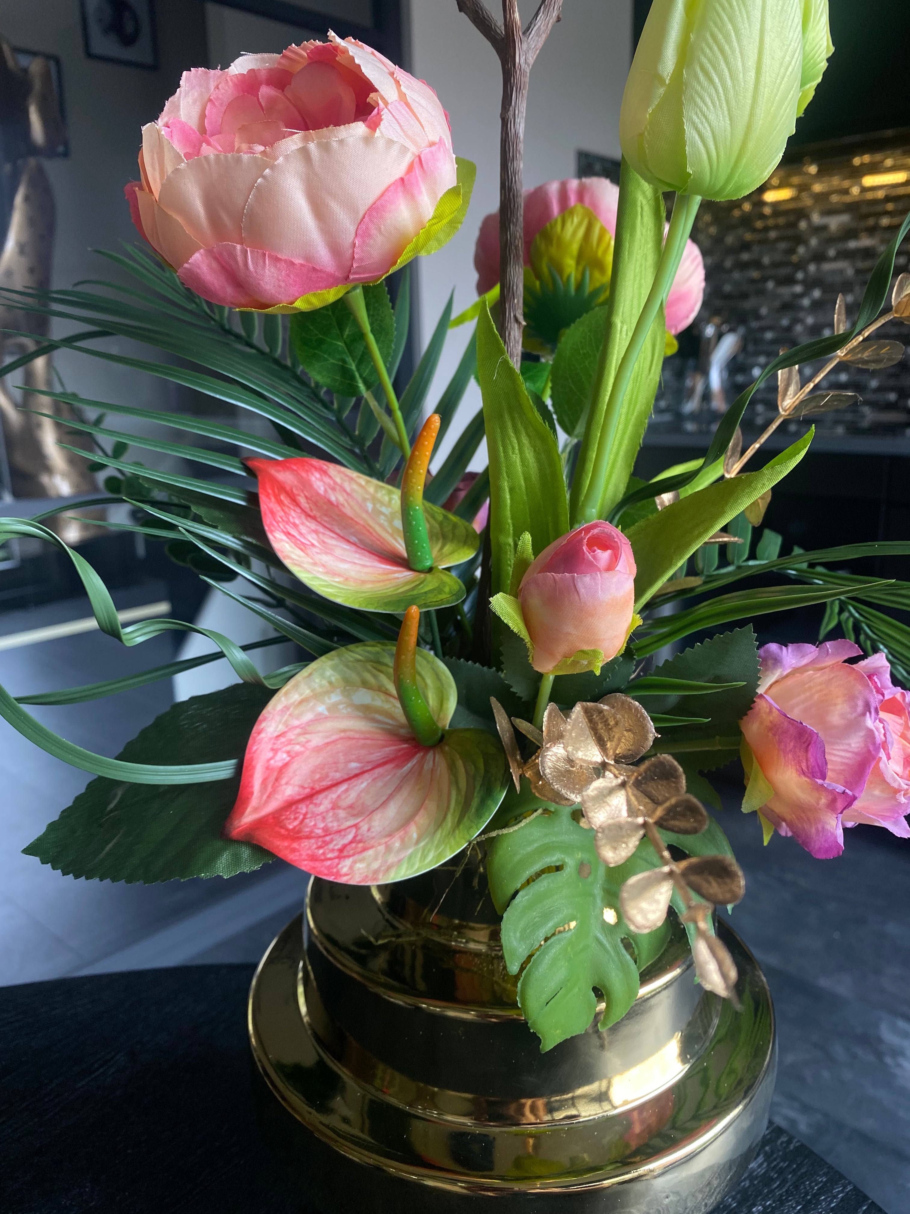 Golden Blush – Luxe Roze Kunstbloemstuk met Gouden Vaas | 55cm